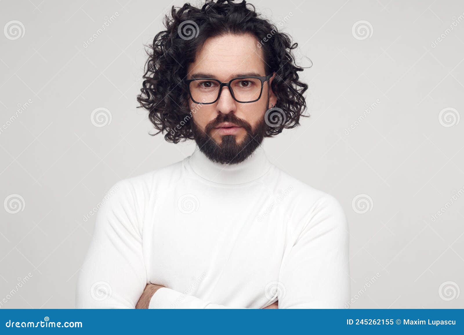 бородатый мужчина в очках, уставившийся на камеру Стоковое Изображение - изображение насчитывающей стойка, личность: 245262155