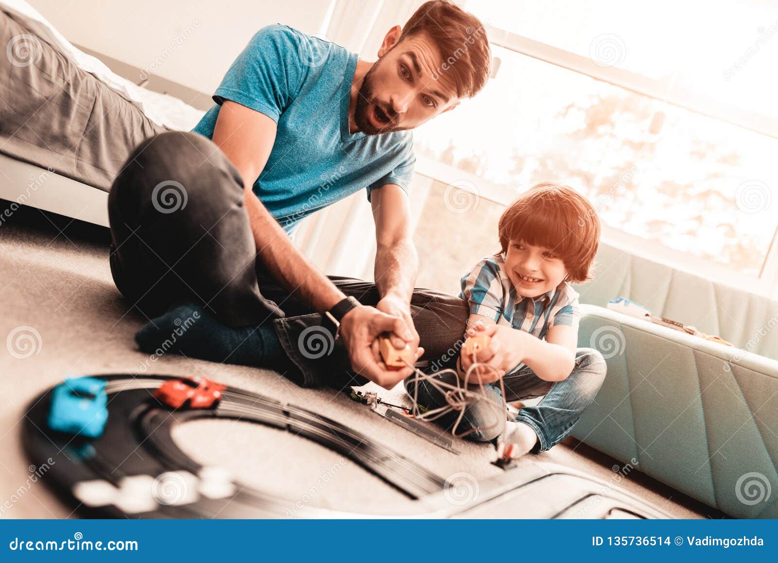 Папа играет с сыном. Папа играет с сыном в машинки. Папа и сын игра. Папа и сын играют в электрика.
