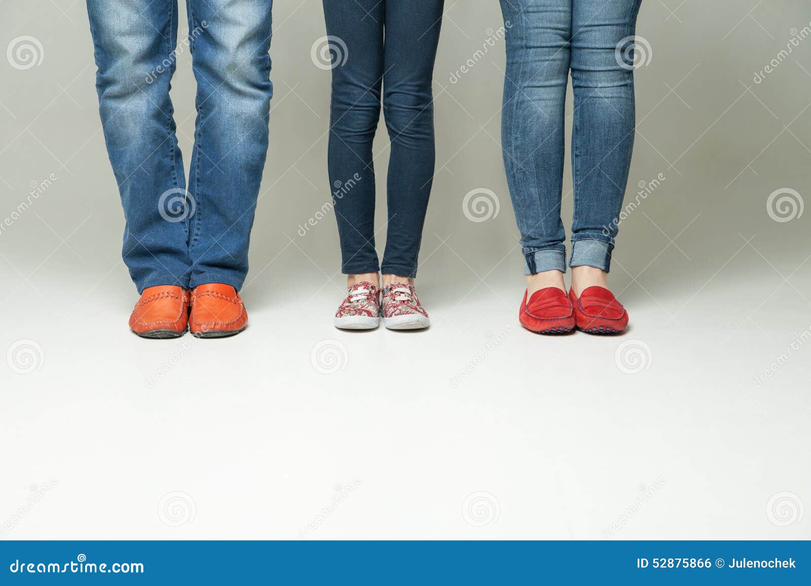 I like wearing jeans. Ноги мамы в джинсах. Молодежь улица ноги джинсы кеды клипарт.