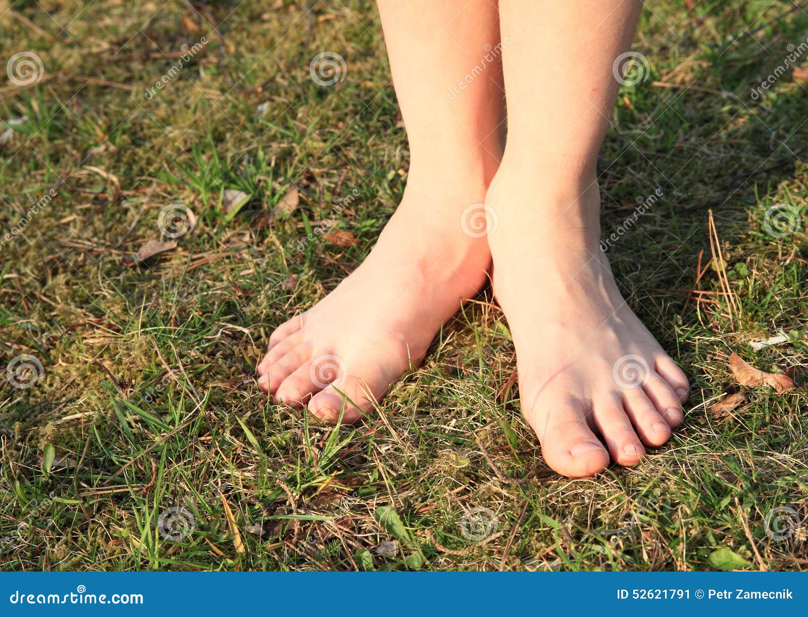Босые ноги баста jakone. Босые маленькие ножки. Ноги босиком. Стопы стоят на траве. Ступни стоят.