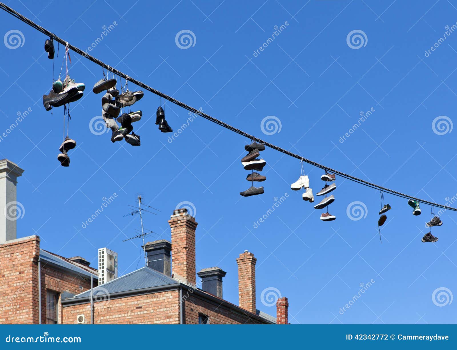 Зачем обувь на проводах. Обувь висит на проводах. Кроссовки на проводах. Найки висящие на проводах. Кеды на проводах.