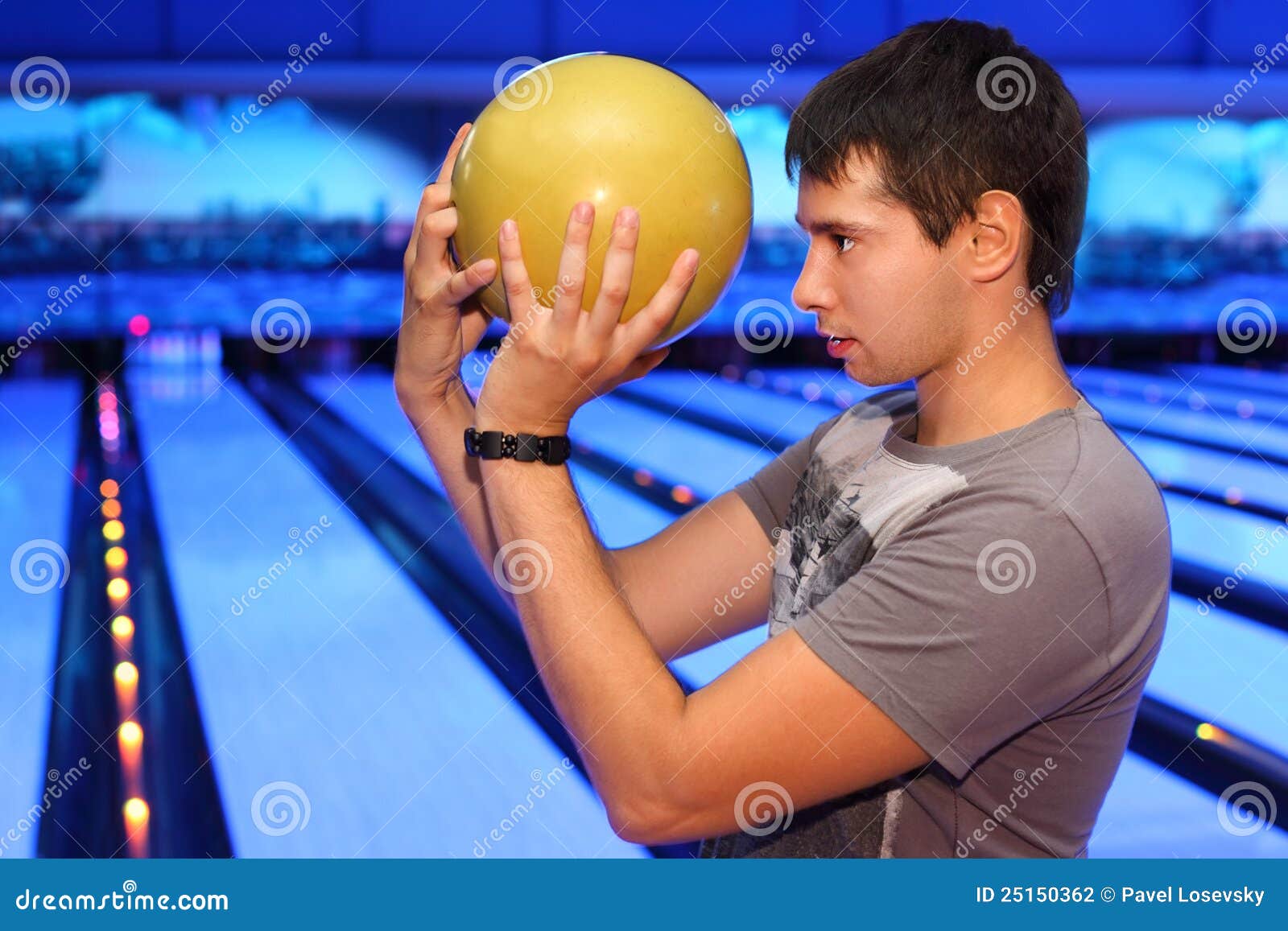Бросание шаров. Шар для боулинга. Человек с шаром для боулинга. Мужчина с шаром для боулинга. Фотосессия боулинг мужская.