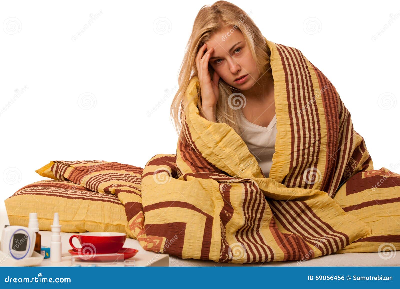 Девушка на подоконнике в пледе. Девушка закуталась в плед. Девушка в пледе. Девушка укутанная в плед. Девушка в пледе.