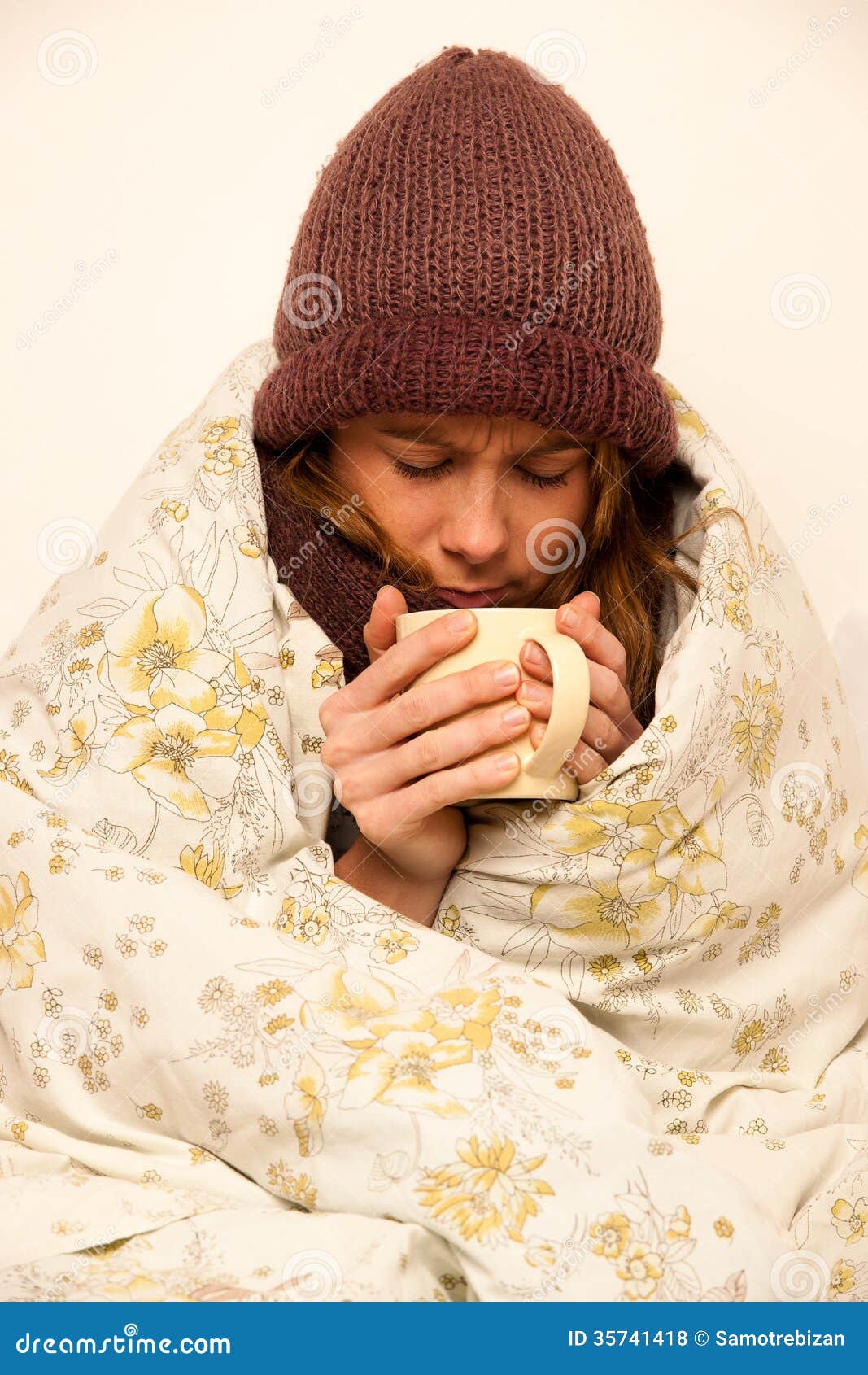 Как согреться в одеяле. Тепло грелка. Укутаться в плед. Кот в одеяле. Под одеялом.