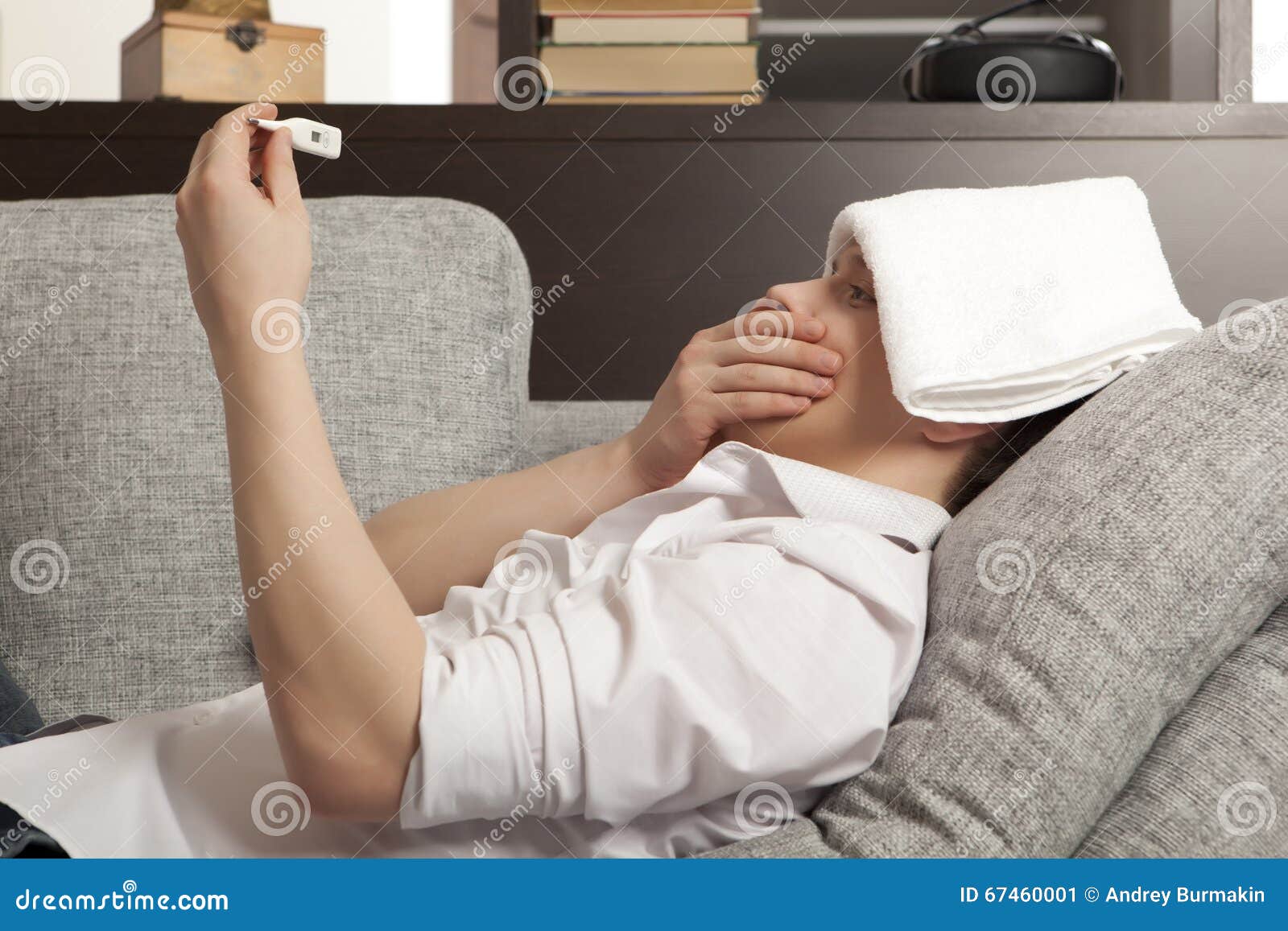 Температура человека лежачего. Человек меряет температуру рукой. Красивая девушка заболела. Температура человека. Больной в кровати.