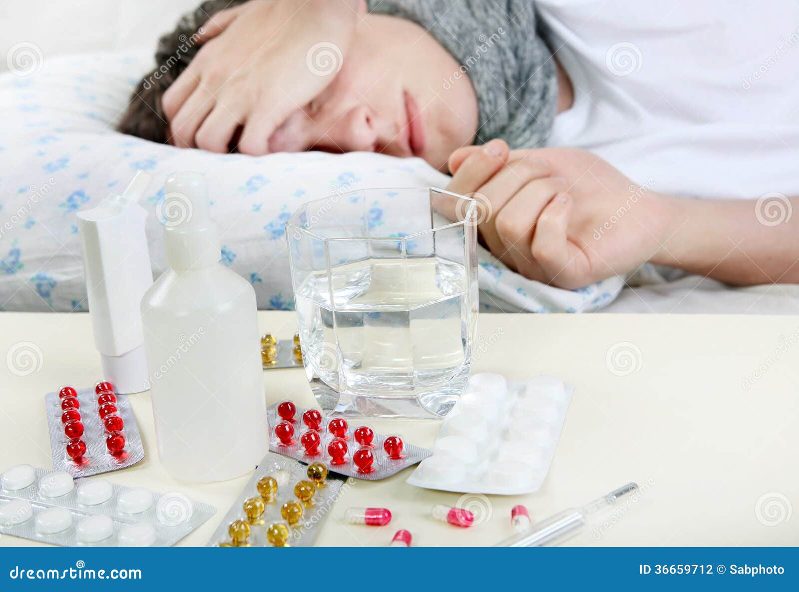 Почему лекарства не помогают. Больной человек куча лекарств. Снотворные фото. Таблетки около больного. Куча лекарств от гриппа.