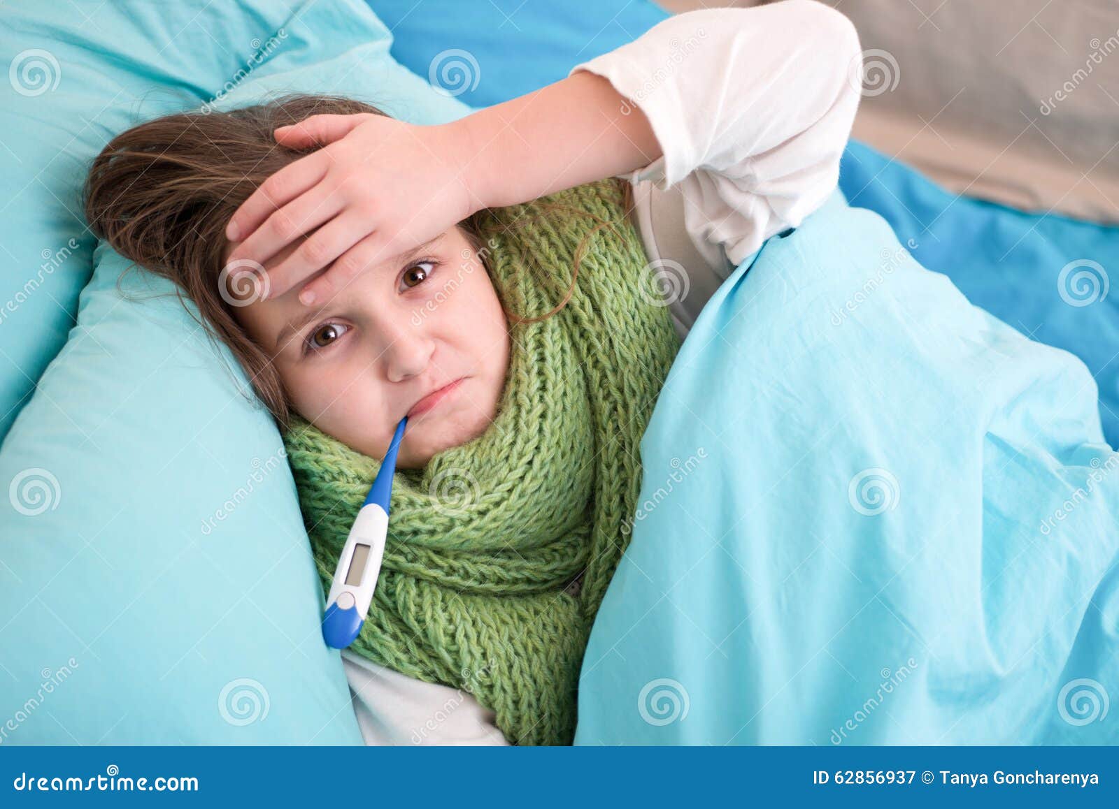 Простудные заболевания у детей. Маленький ребенок болен. Орви у детей. Ребенку лет болеет летом. Больной ребенок.