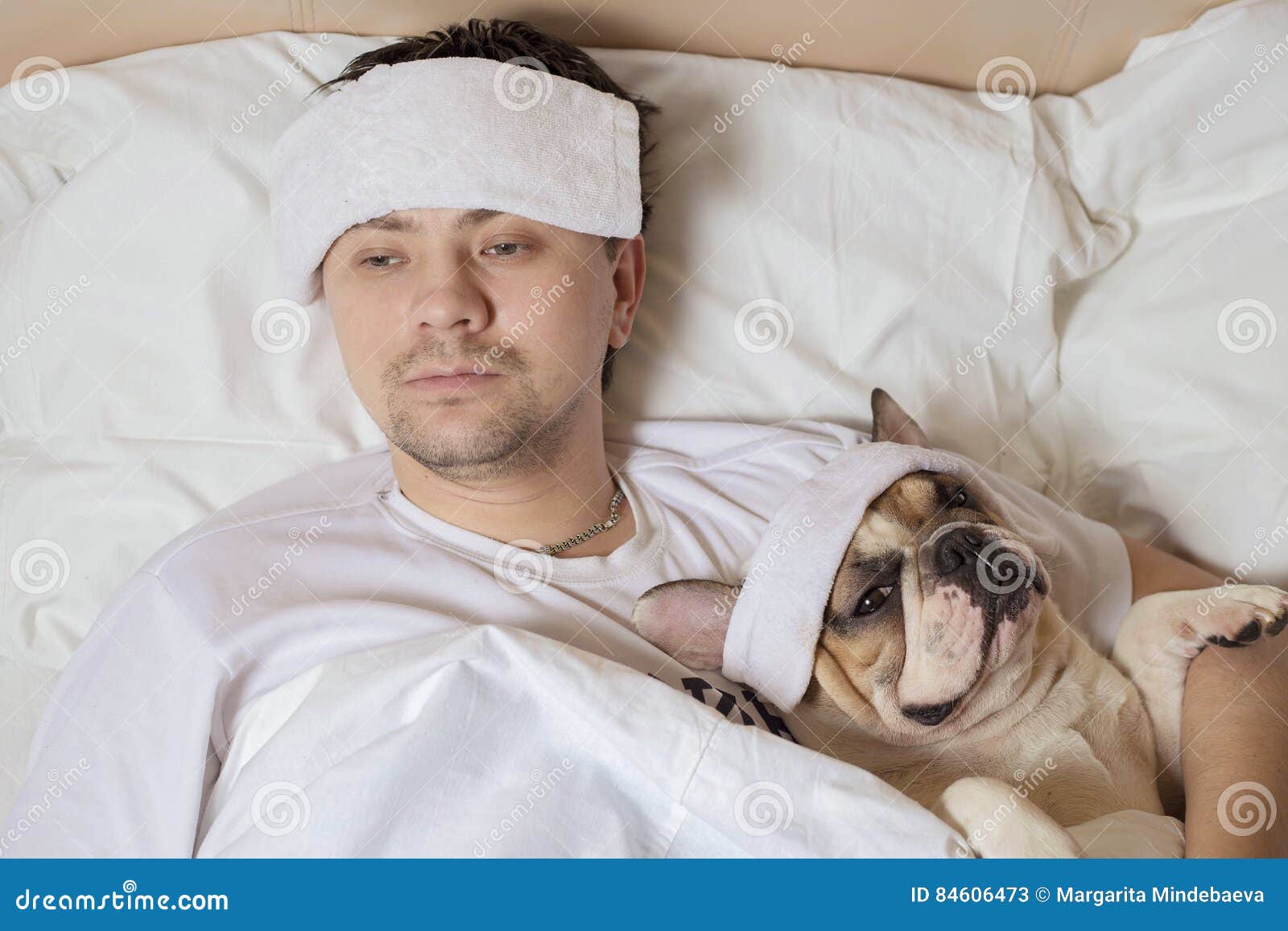 Заболел хозяин. Собака и больной человек. Больной зверь рядом с человеком. Болеющий человек с собакой фото. Собака и человек болеют вместе.