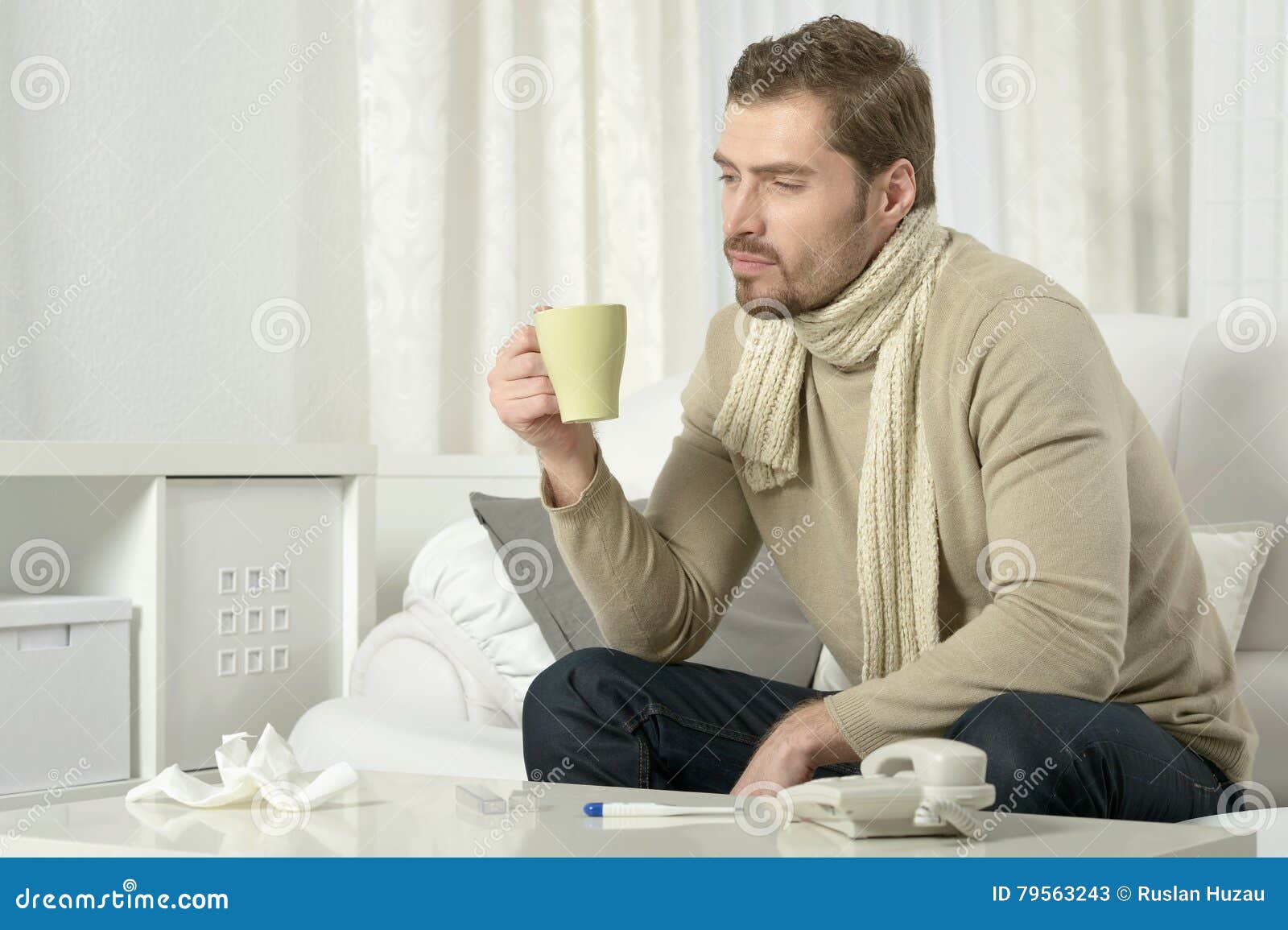 Заболел чай. Мужчина пьет кофе. Элегантный чел пьет чай. Человек пьющий чай. Больной человек пьет чай.