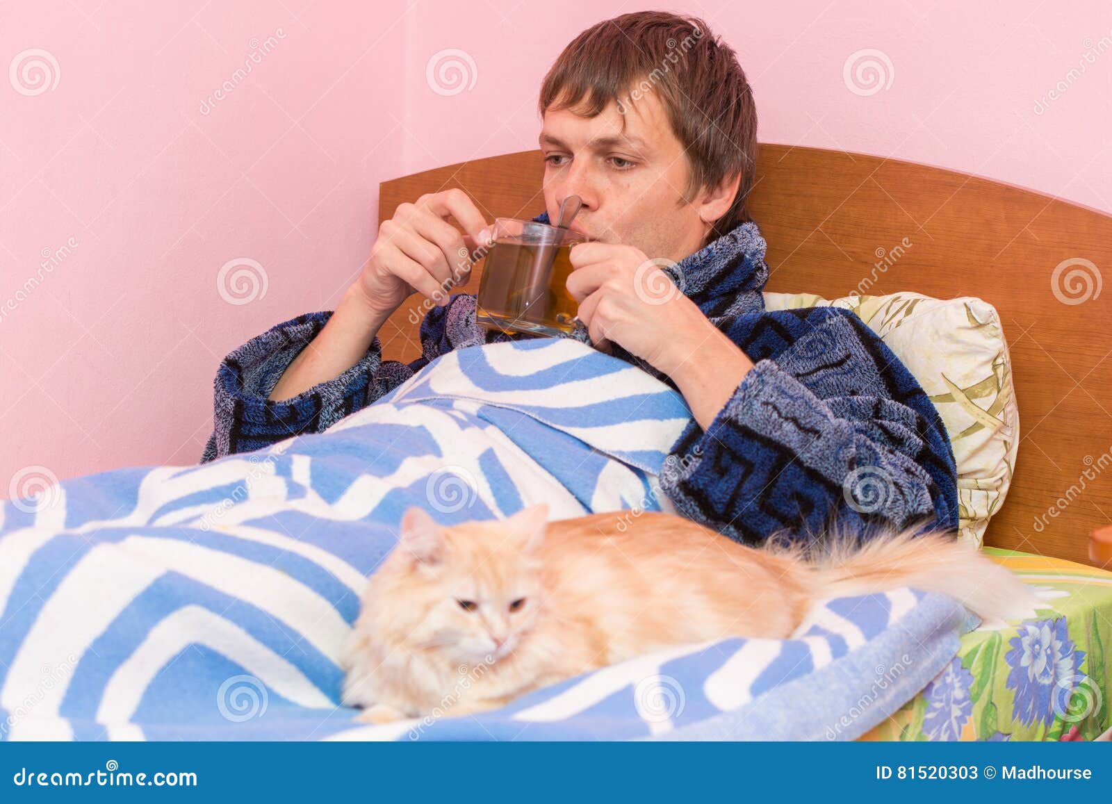 Человек пьющий лежа. Пьяный мужик валяется на земле. Человек пьющий лежа. Чувак с пивом на диване. Алкаш на лавочке с бутылкой.