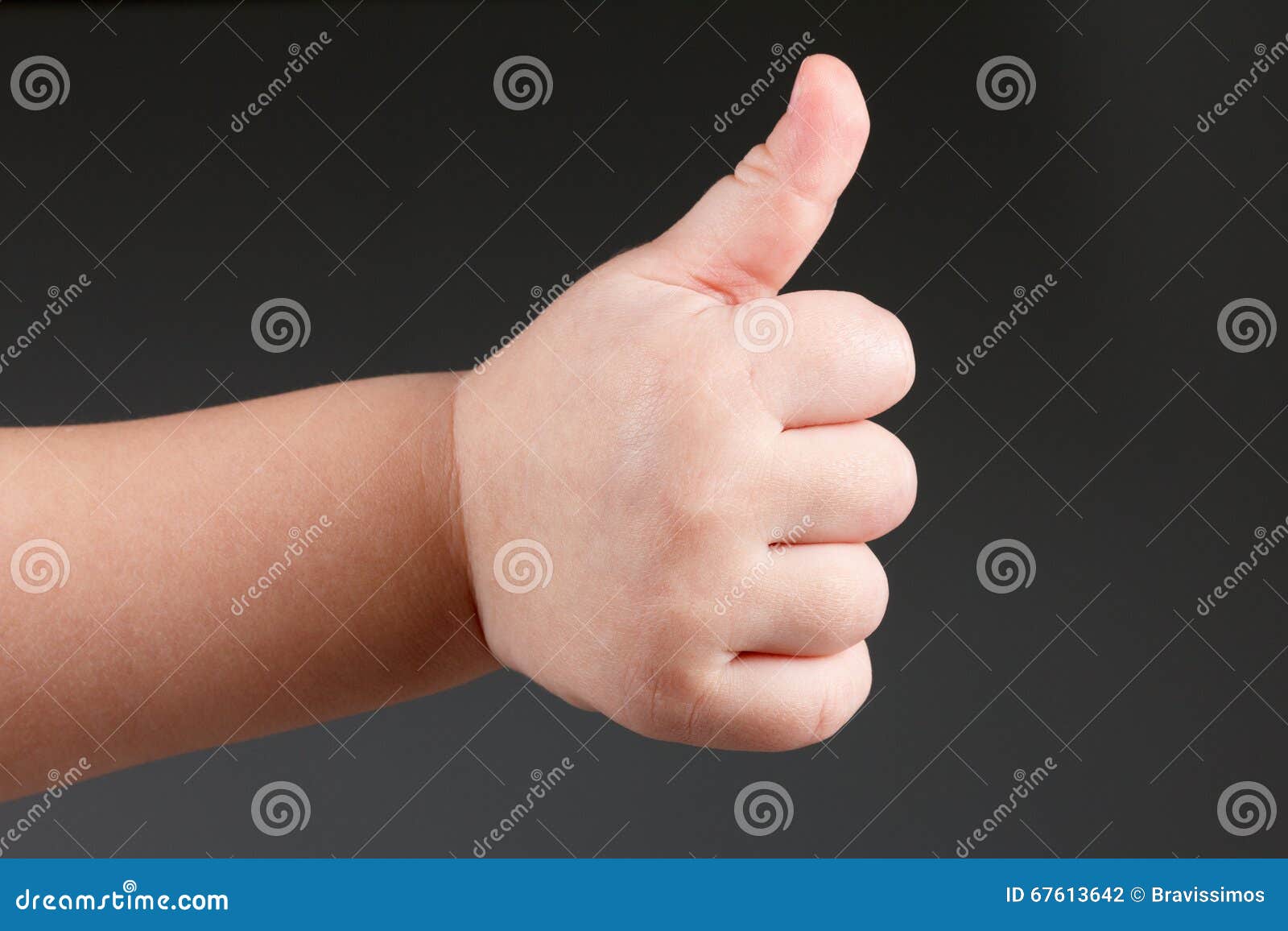 Палец толстый и большой. Рука большой палец вверх. Детские пухлые руки. Класс жест рукой. Ладонь с оттопыренным большим пальцем.