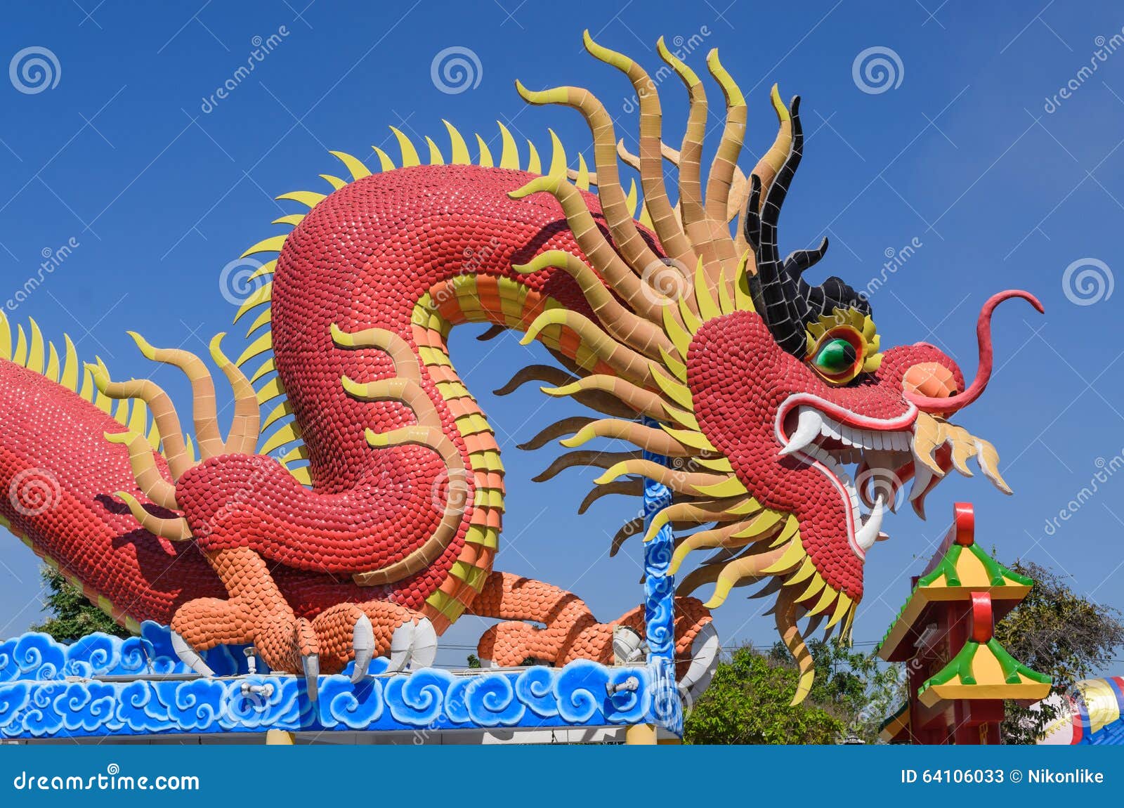 Большой китайский дракон в общественном парке Стоковое Изображение -  изображение насчитывающей люди, керамика: 64106033