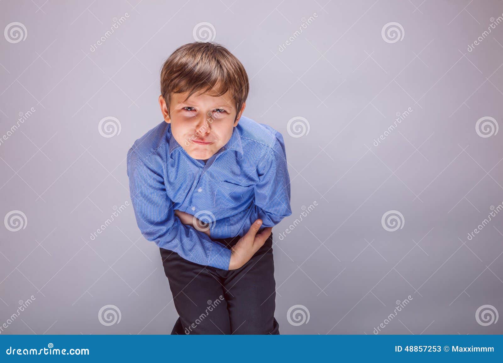 у мальчика болит живот
