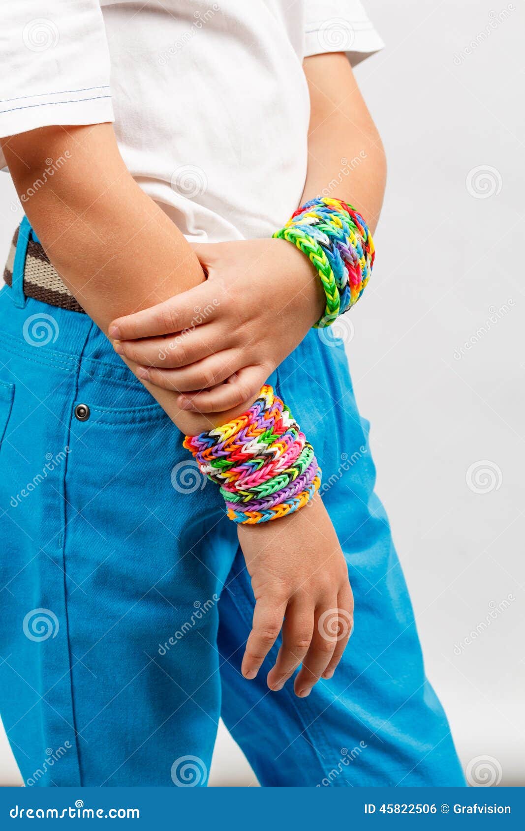 Парень носит резинку на руке. Браслет для мальчиков на руку. Браслет для подростка мальчика. Браслет на руку для подростка мальчика. Браслеты на руку для подростка 14 лет.