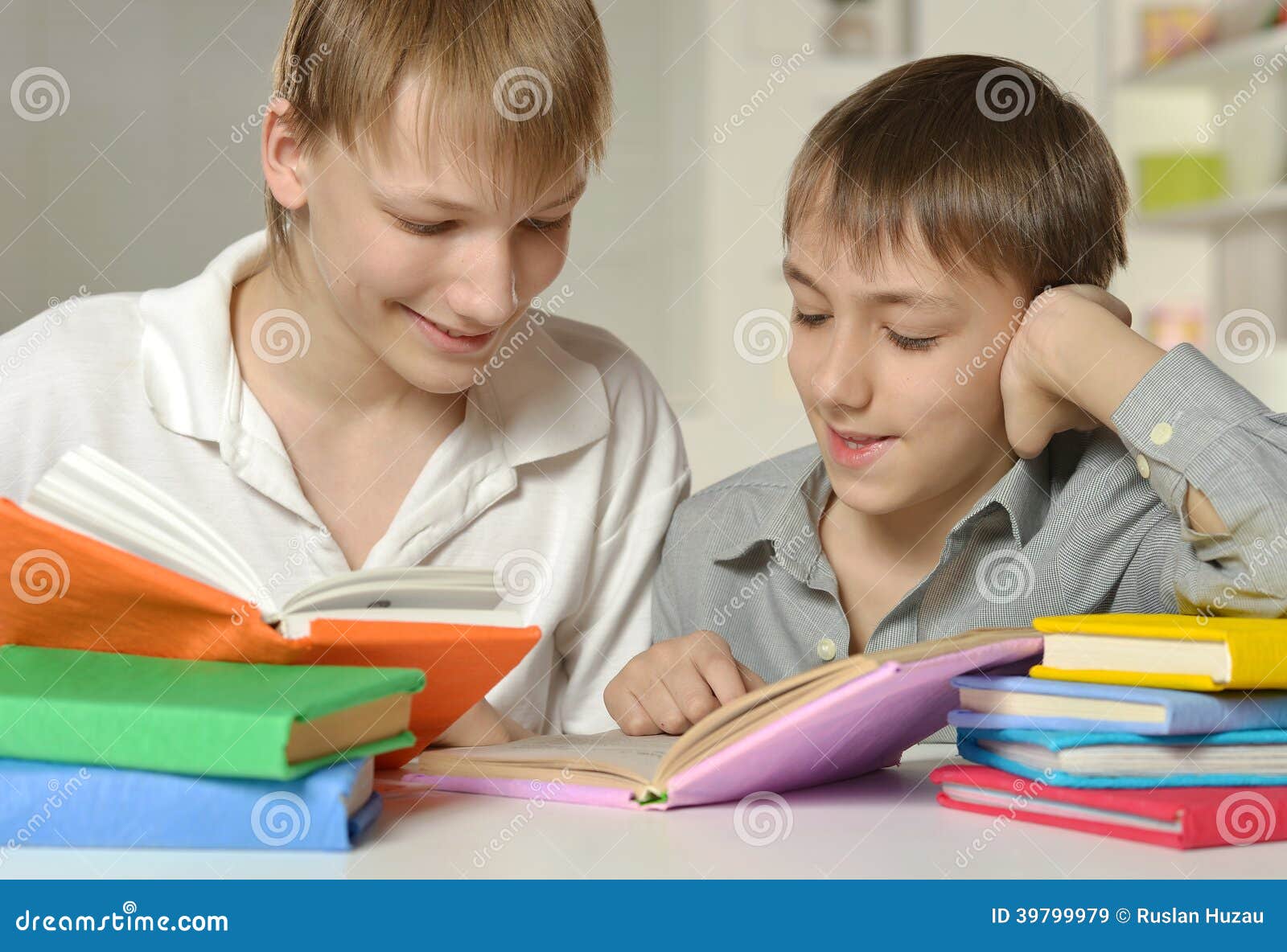 Брат помогает уроки. Братья делают уроки. Брат делает домашнее задание. Брат помогает делать уроки. Младший брат делает уроки.