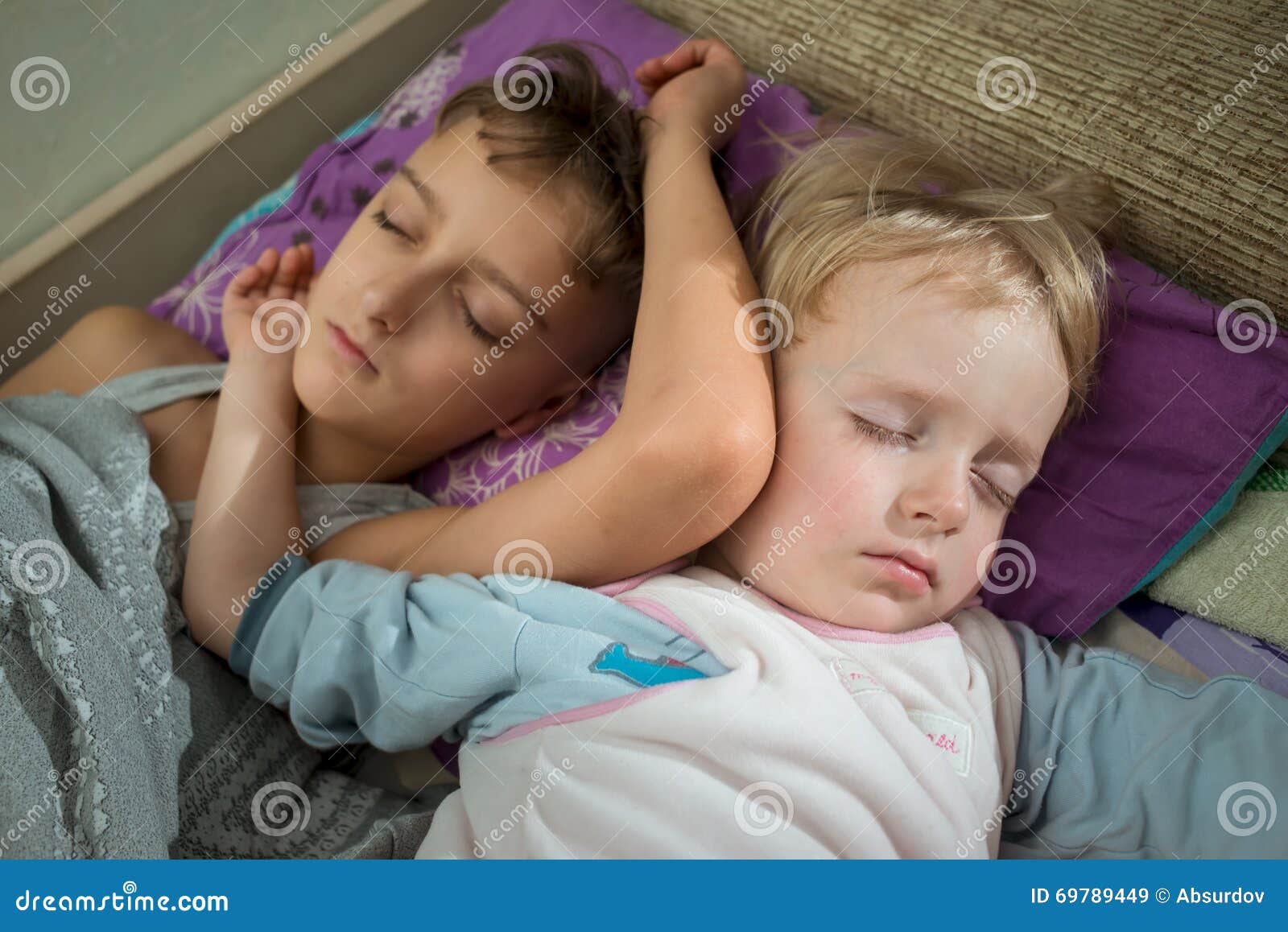 I brother sleep. Спящие мальчики. Спи брат.