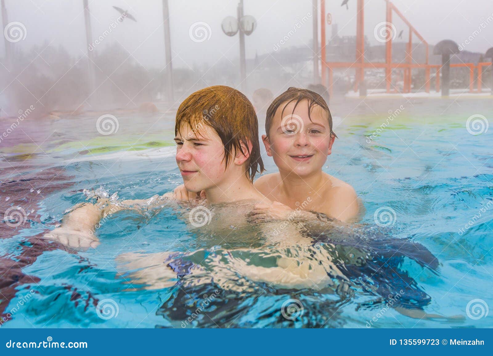 Купание в горячей воде. Братья купаются в бассейне. Дети в бассейне зимой. Дети отдыхают в термах. Купаться в термальных бассейнах.