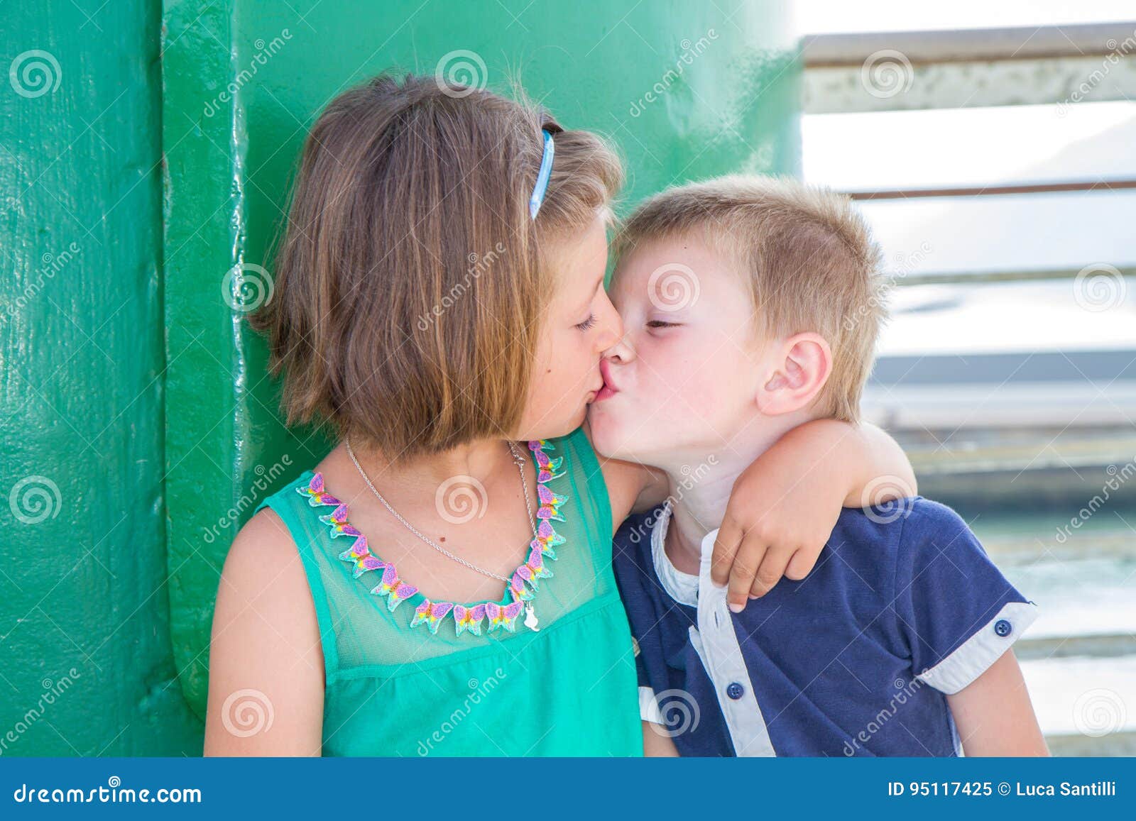 Папа лизал рассказ. Поцелуй братаси сестры. Поцелуй братьев. Детский поцелуй в губы брата и сестры. Поцелуй девочек сестричек.