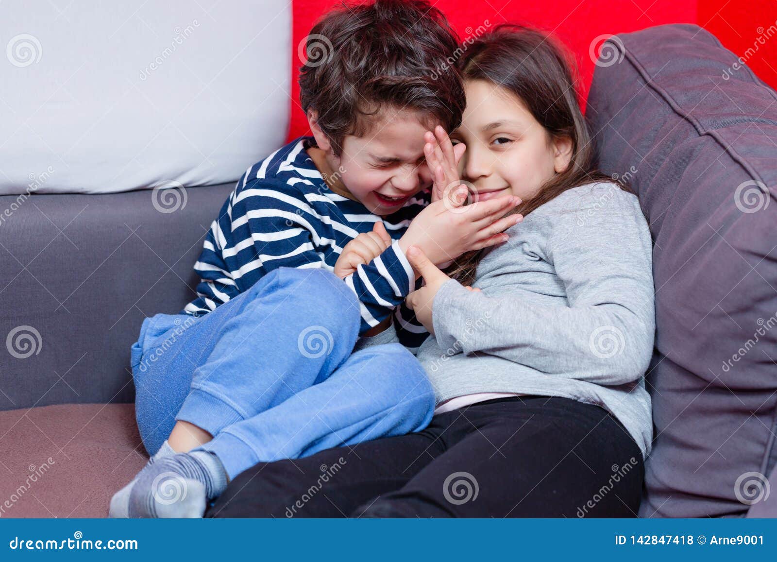 Sister and brother playing. Брат и сестра в кровати. Брат с сестрой играют на кровати. Сестра с братом в кровати фото. Сестра играется с братом в постели.