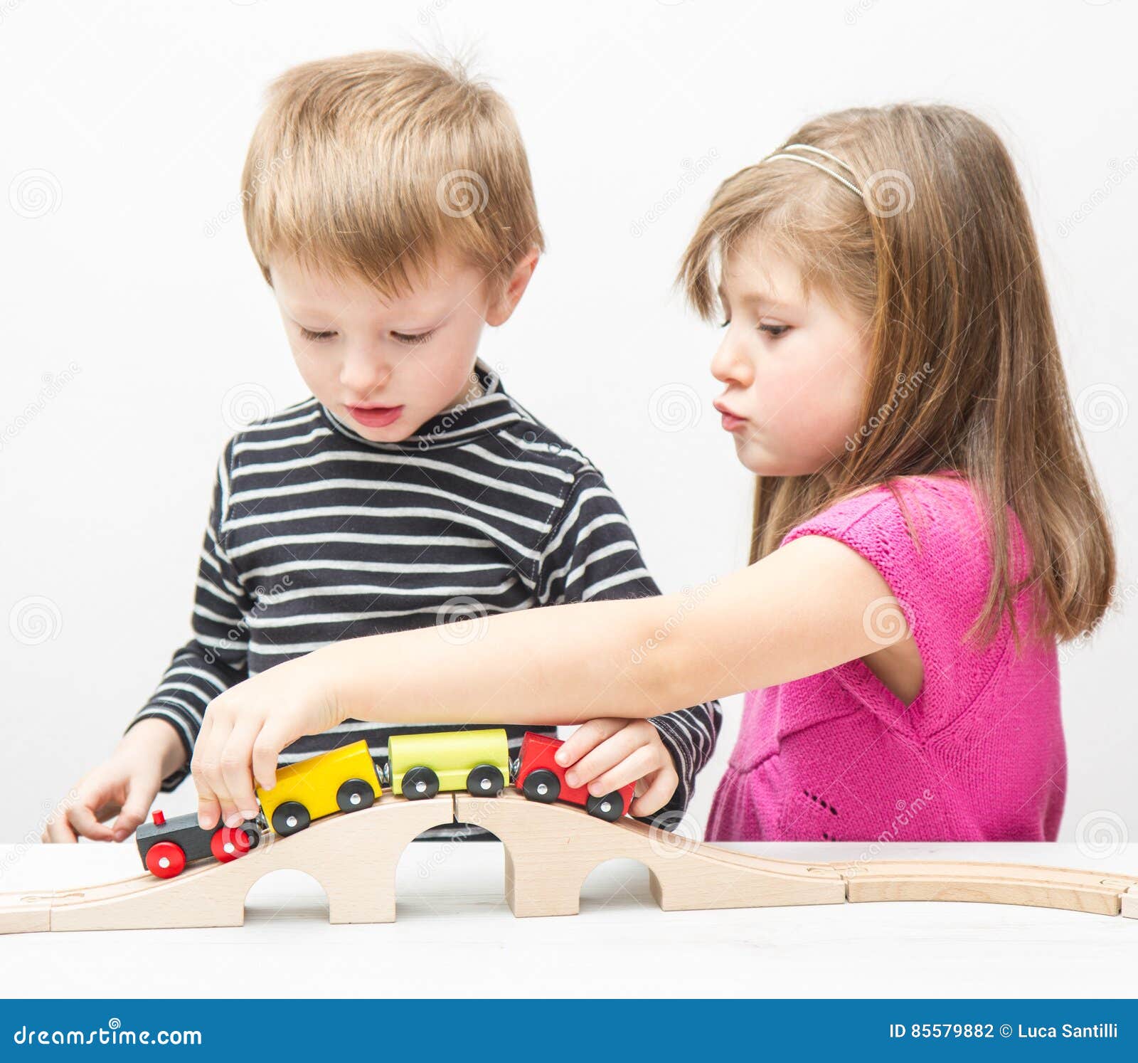 Sister and brother playing. Брат и сестра играются. Девочка играет с братом. Игры с сестренкой. Игра брат.