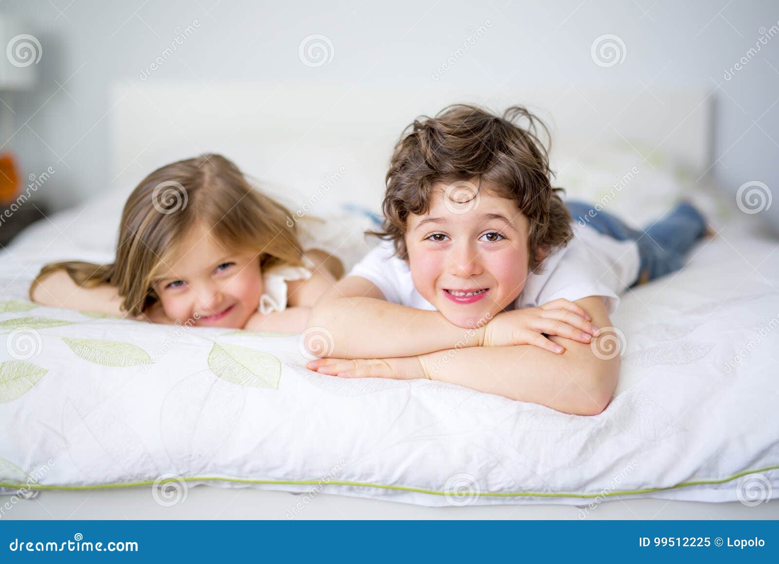 Спал с сестрой друга. Брат и сестра в кровати. Брат и сестренка в постели. С младшим братом в постельке. Сестры в пижамах кровать.