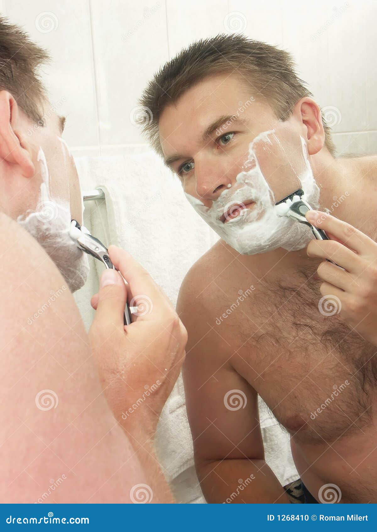 Мужчины бреет видео. Мужчина бреется. Бритье в ванной. Мужчина бреет лицо. Мужчина бреется в ванной.