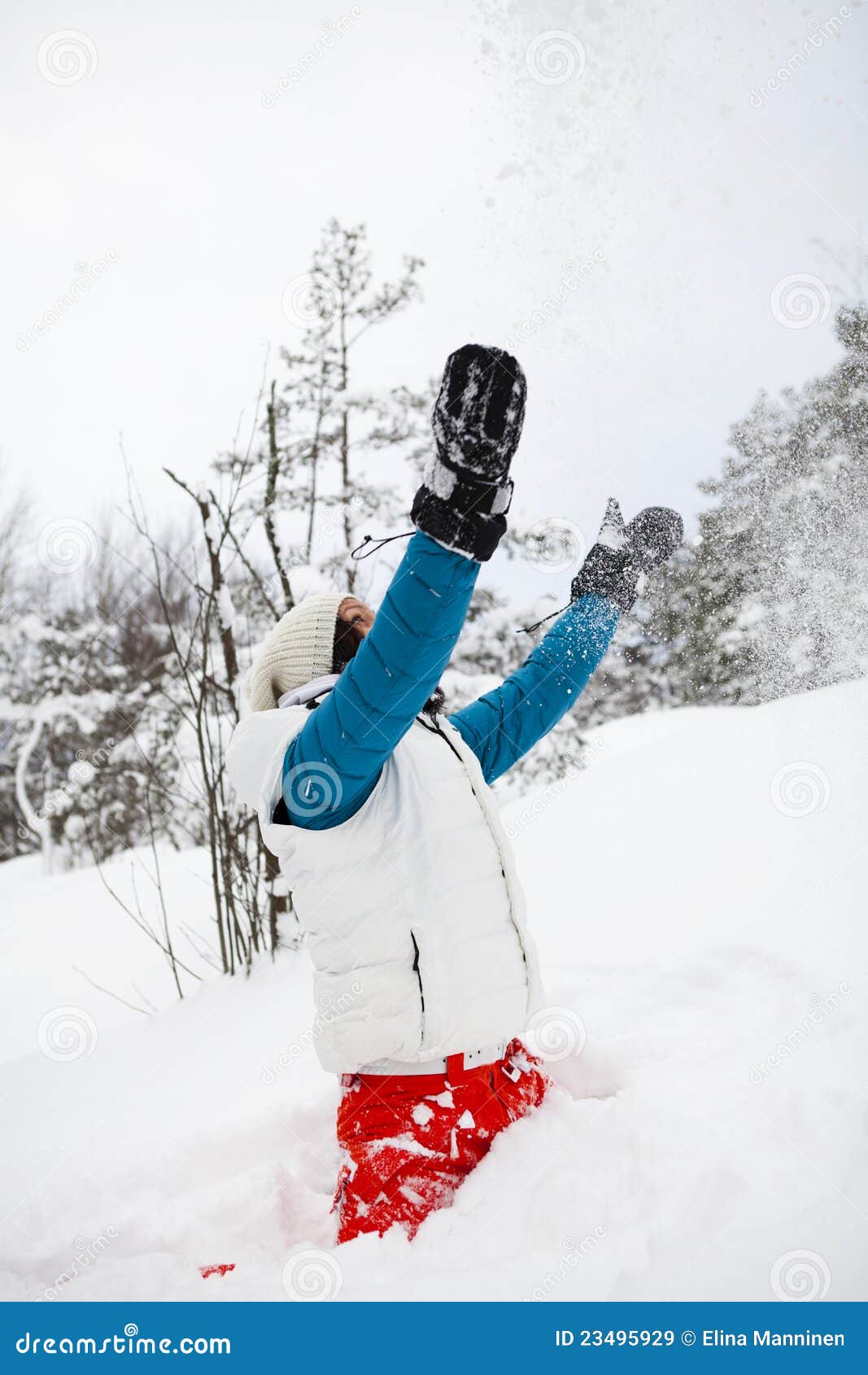 Кинул в сугроб. Девушка кидает снег. Девушка блондинка кидает снежок. Девушки зимой бросают снег-. Девушка кидает снег фото.
