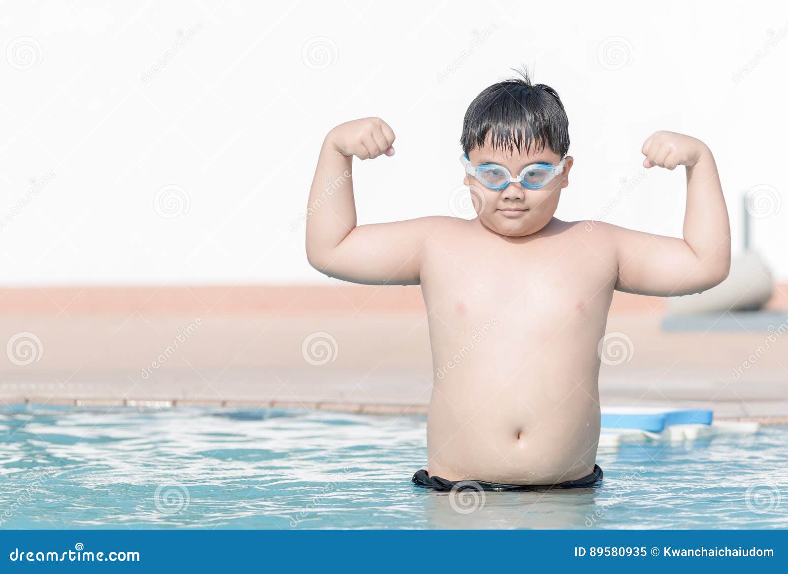 Мальчик трусы бассейн. Чубби бойс. Толстый ребенок в бассейне.