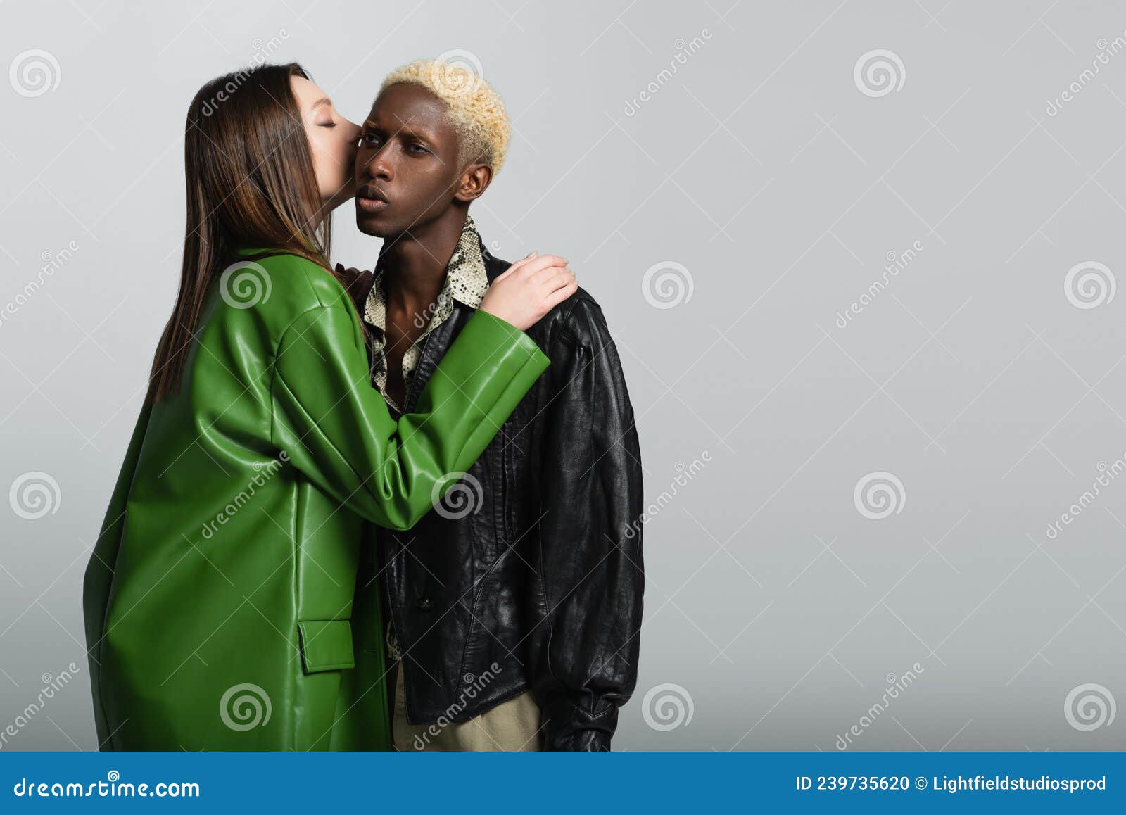 брюнетка в стильном пиджаке целуется Стоковое Фото - изображениенасчитывающей модно, женщины: 239735620