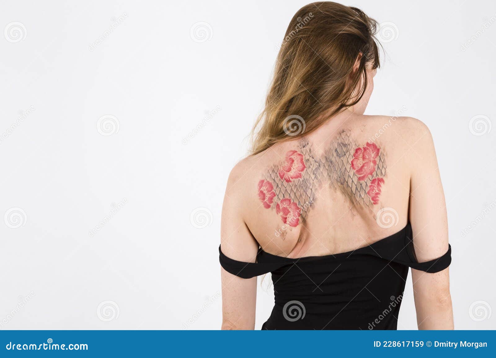 Брюнетка с большими татуировками на теле