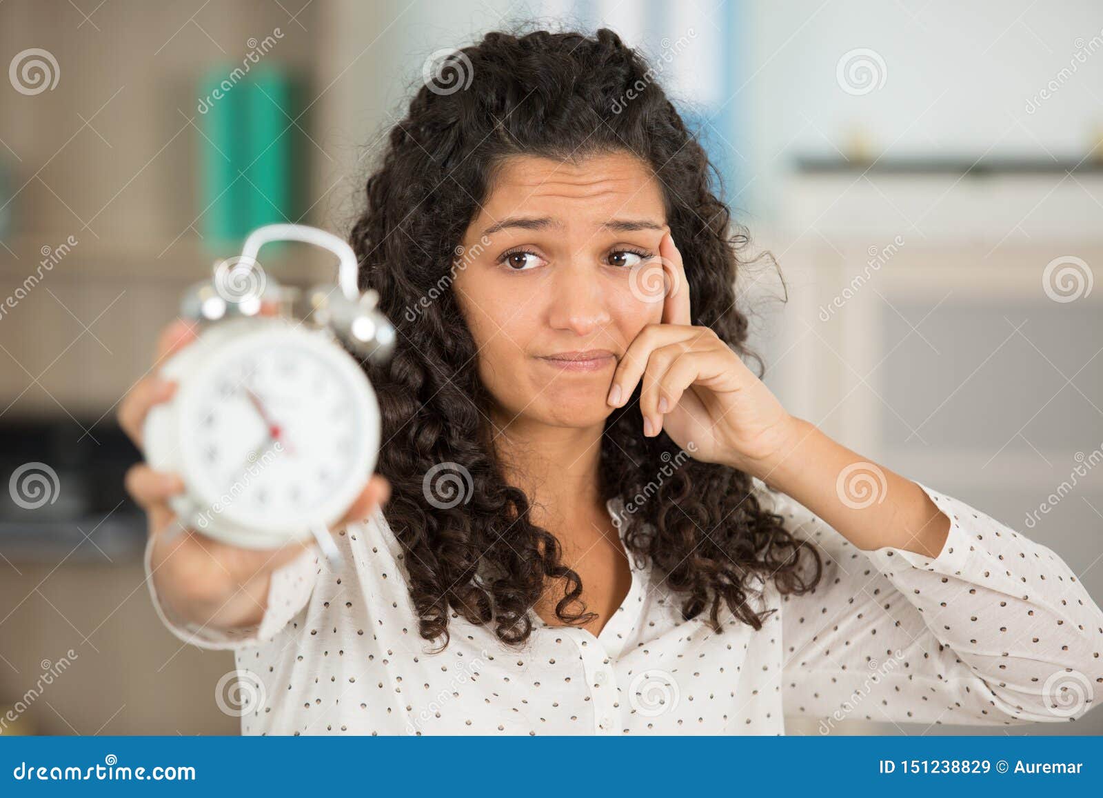 Удивил какое время. Женщина с секундомером в постели. Девушка собирается на работу и руках держит будильник.
