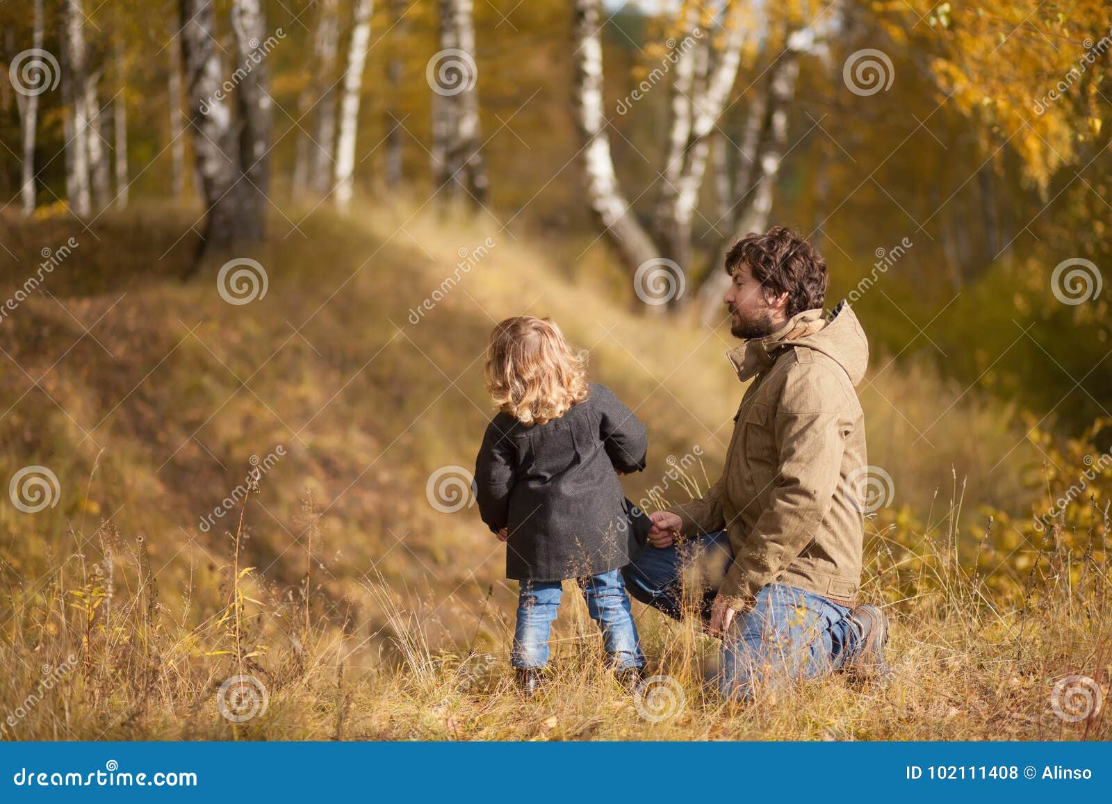 Дочка лесу папа. Фотосессия папа и дочка в лесу. С папой в лесу. Мальчик и отец в лесу. Фотографии с папой в лесу.