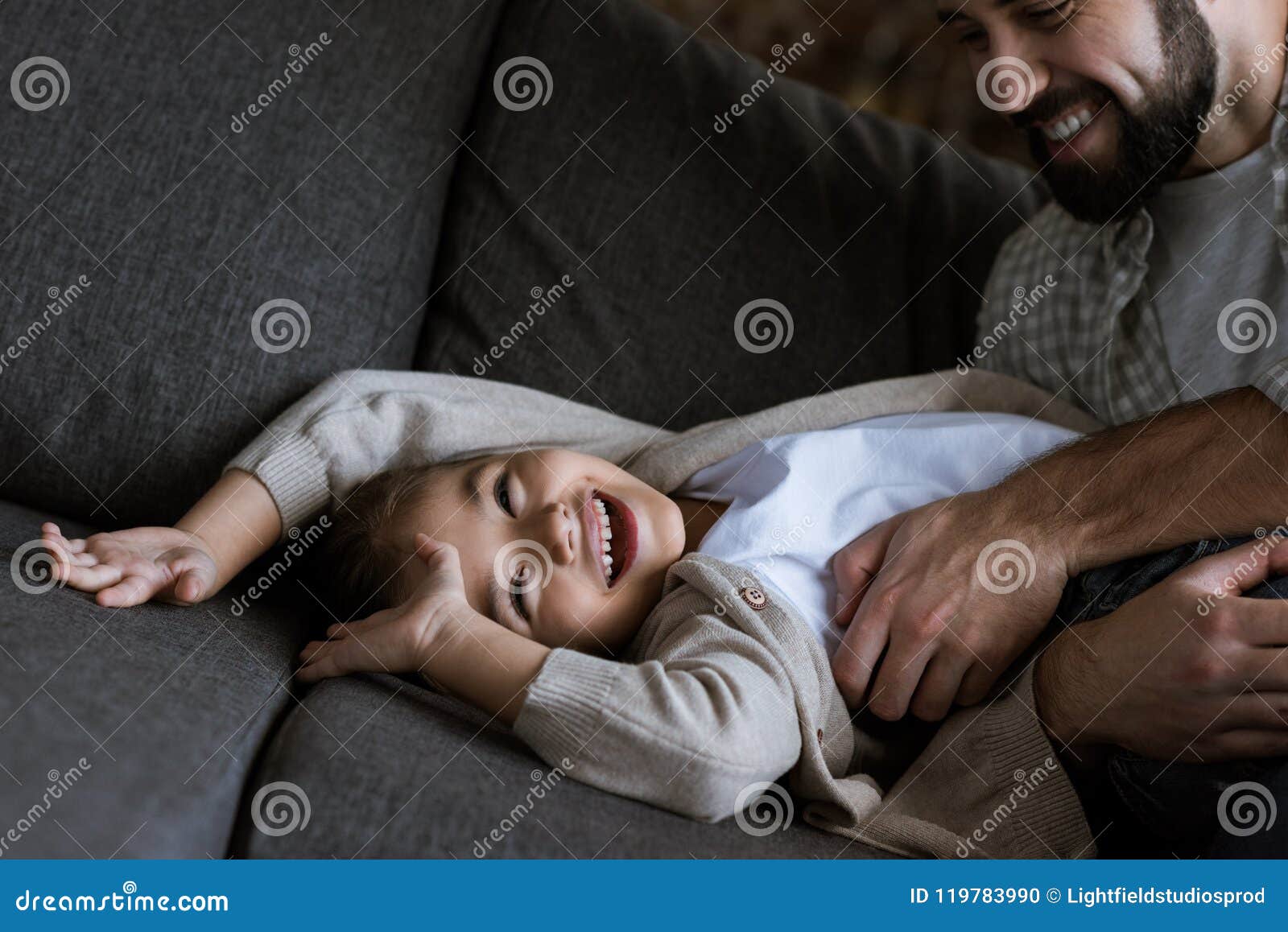 папа лежит на дочери ногах. папа лежит. дочка лежит на папе. «счастливый отец» (1951),. отец лежит дочери.