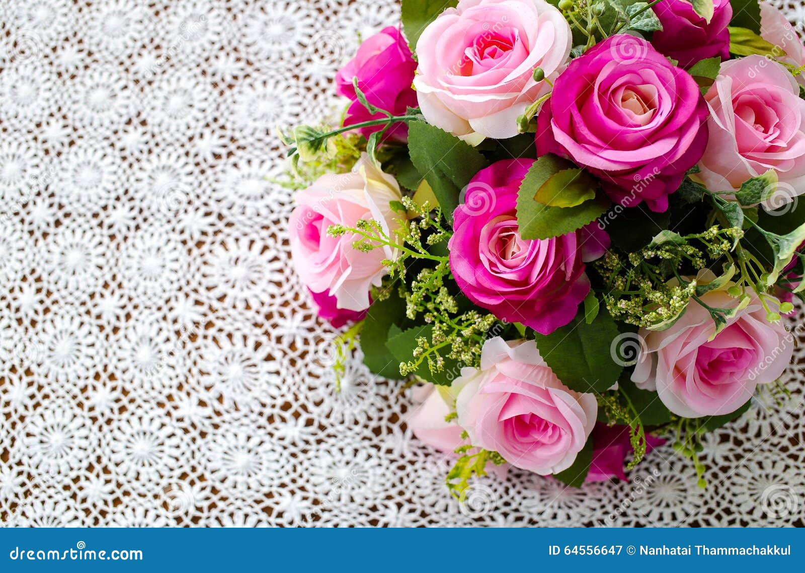 Букет розы пинка на белой скатерти вязания крючком Стоковое Изображение -изображение насчитывающей благоухание, красивейшее: 64556647