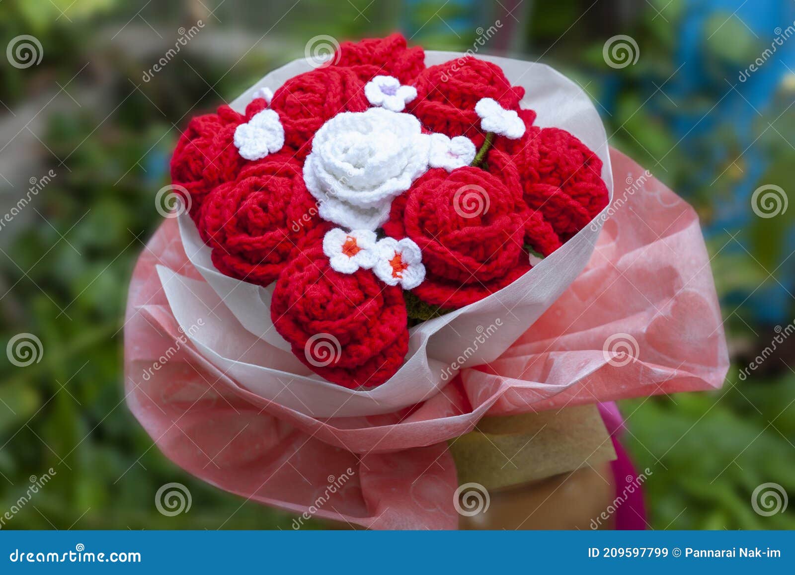 Букет роз вязания крючком, сделанных из пряжи за тем, кого мы любим деньСвятого Валентина на фоне природы размытия. Стоковое Изображение -изображение насчитывающей конструкция, день: 209597799