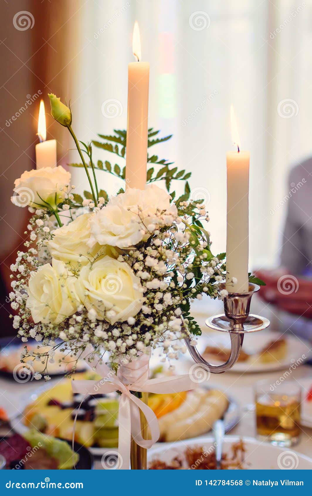 Букет цветков и свечей в подсвечнике праздничная таблица установки СтоковоеФото - изображение насчитывающей свечка, торжество: 142784568