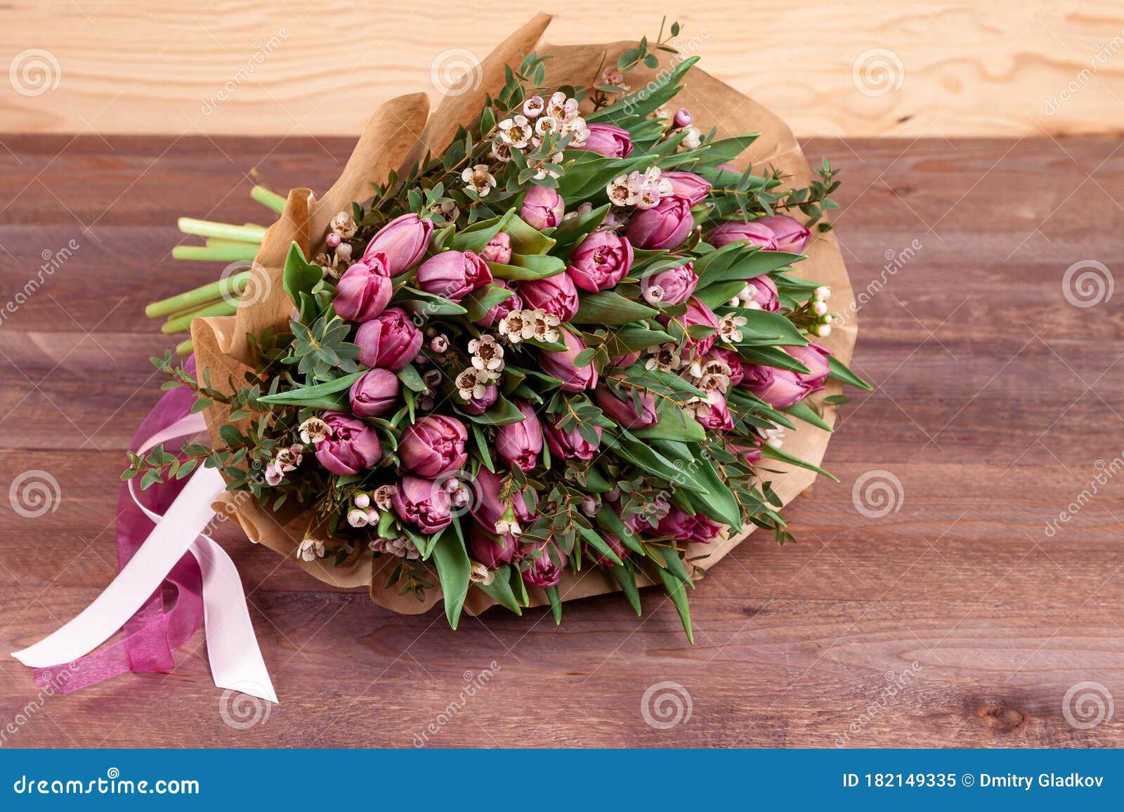 Букет цветов с тюльпанами и Chamelaucium на деревянном столе. Высокоекачество Стоковое Изображение - изображение насчитывающей весна, бутика:182149335