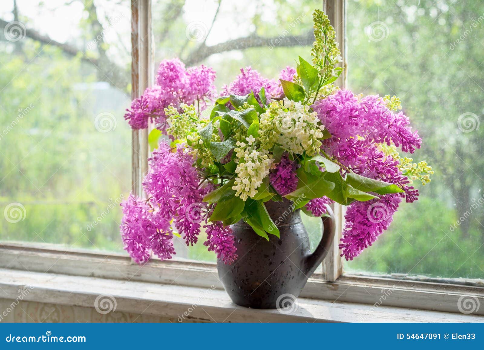 В маленьком доме сирень на окне