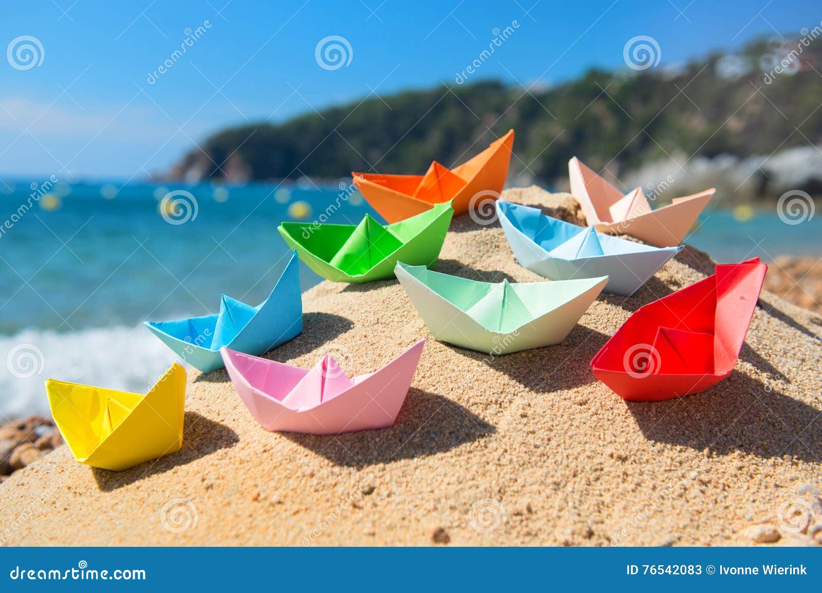 Бумажные кораблики картинки. Бумажный кораблик. Бумажный кораблик в море. Много бумажных корабликов. Разноцветные бумажные кораблики.