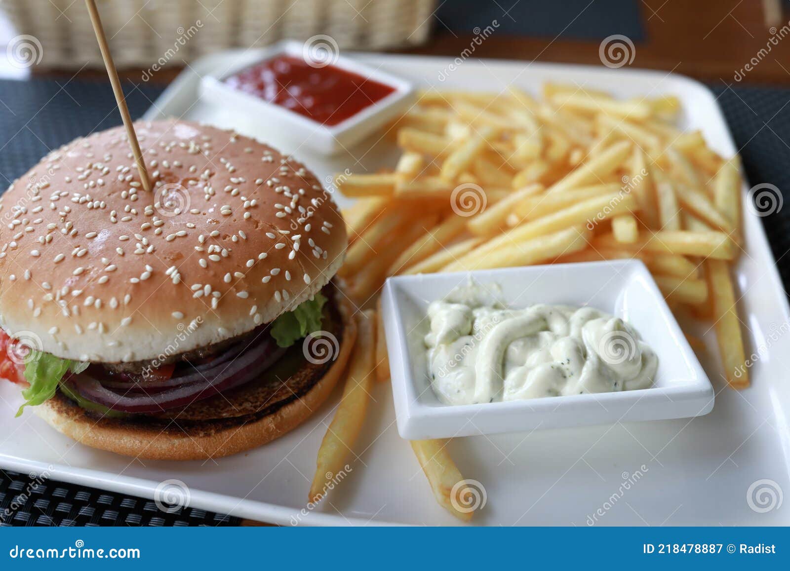 бургер с картошкой фри и соусом Стоковое Изображение - изображение  насчитывающей свеже, тарелка: 218478887