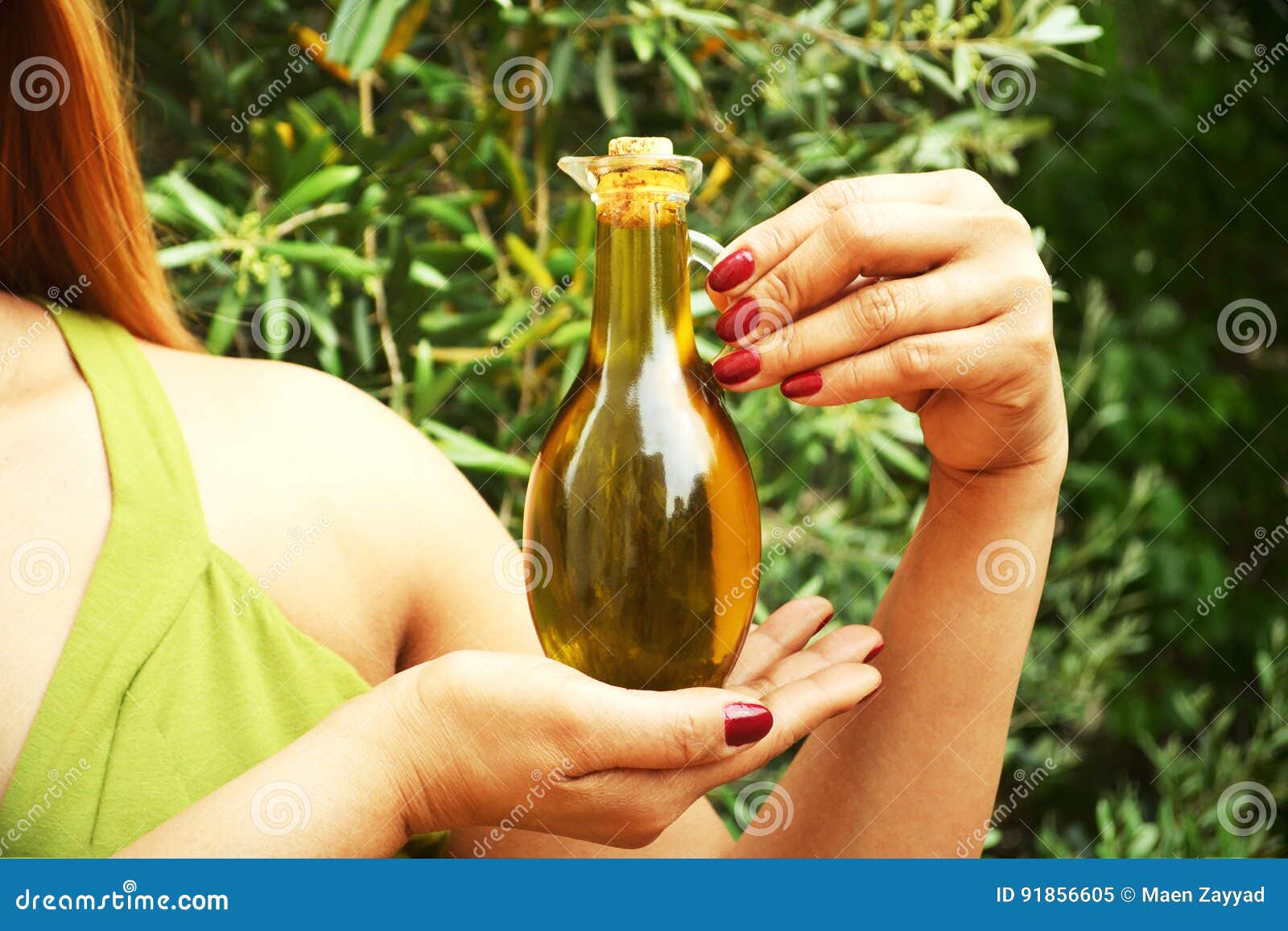 Человек пьет масло. Женщина с растительным маслом. Оливковое масло для похудения. Оливковое масло женщина. Девушка с бутылкой оливкового масла.