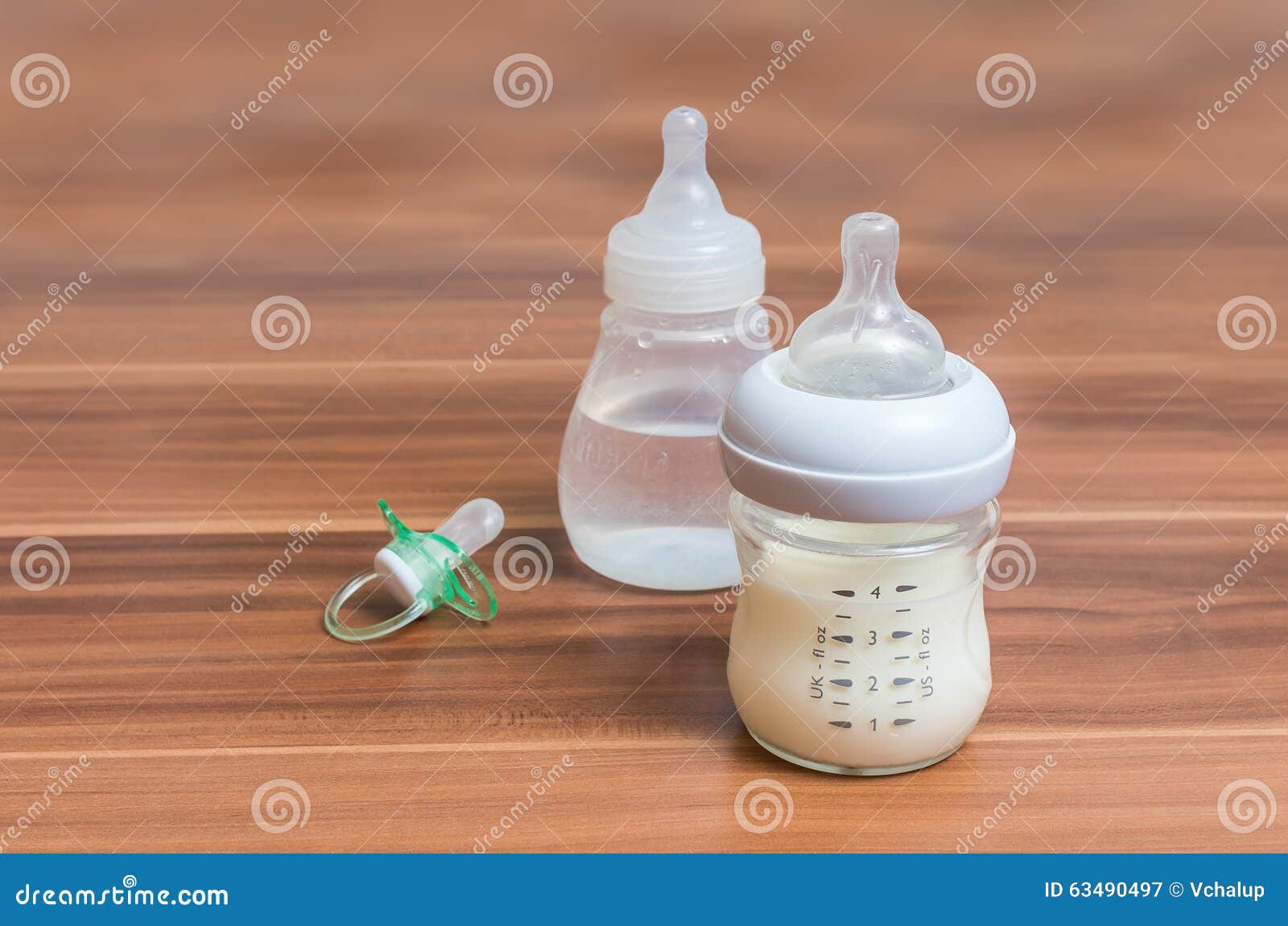 Бутылочки плачь. Соска на бутылочку для новорожденного. Бутылочка для воды для новорожденных. Детская бутылочка для молока. Детские смеси в бутылочке.