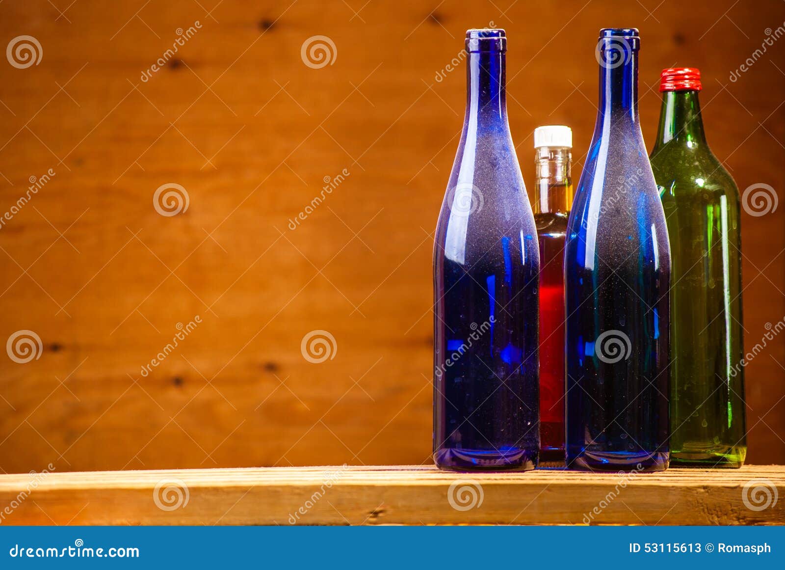 Звук бутылок. Пустую бутылку на стол фокус. Пустые бутылки стаканы алкоголь. Пустую бутылку на стол ребром фокус.