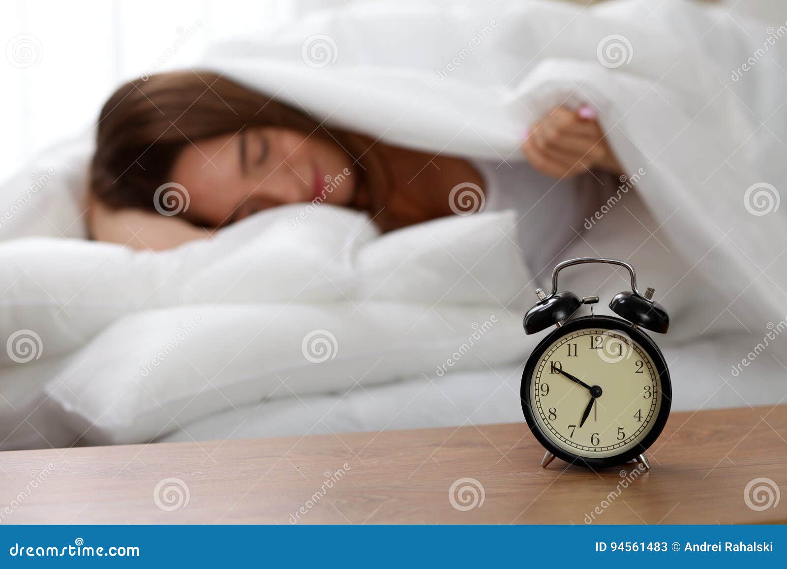 поцелуи в кровати. нежный мужчина. разбудить женскую. то что в женщине разбудишь. подросток спит.