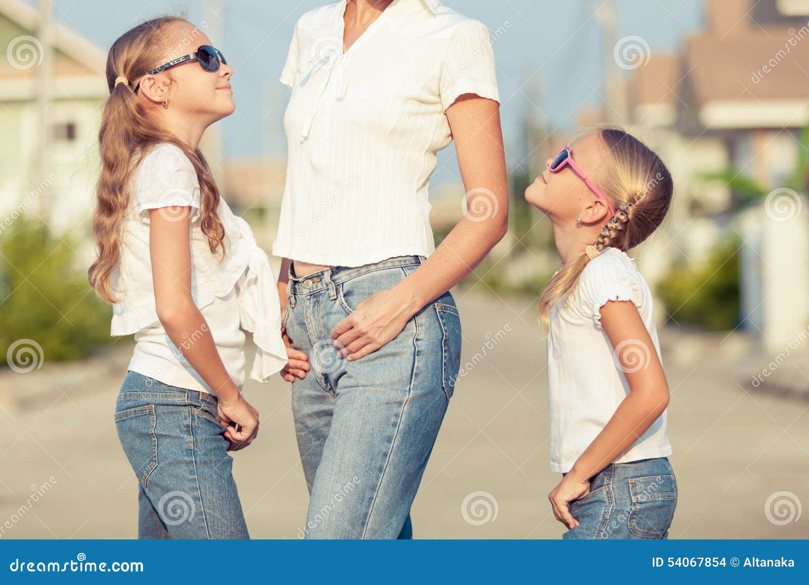 Воспитывает двух дочерей. Воспитание двух дочерей. Mother and two daughter.