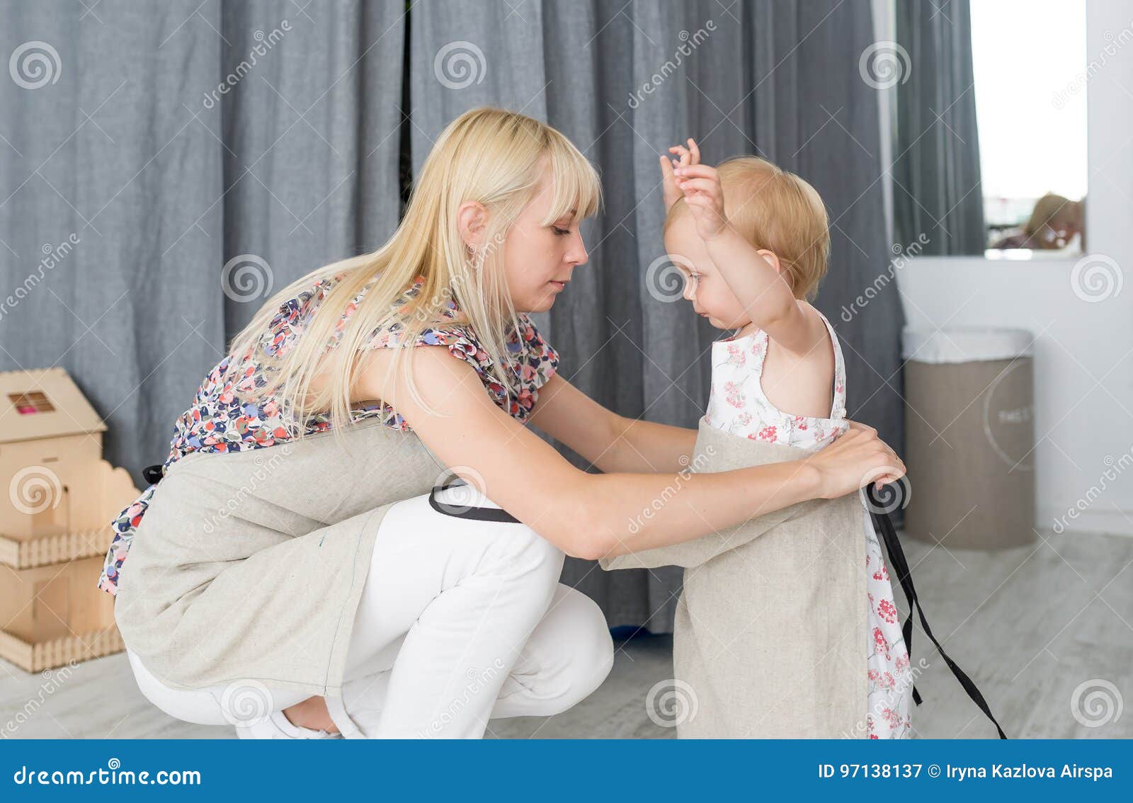 Самостоятельность ребенка. Мама надевает платье. Утром одеваю маму. Мама одевает дочку. Утром одеваю маму.