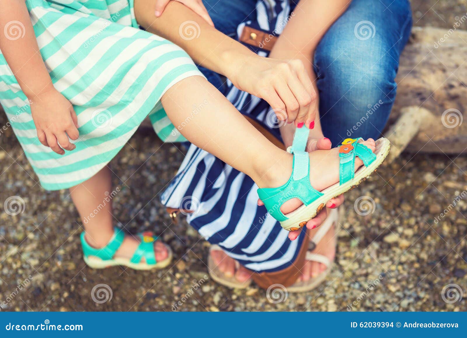 Дети в сандалях. Девочка в сандалях. Детские ноги в сандалях. Дети в босоножках. Детские ножки в сандаликах.