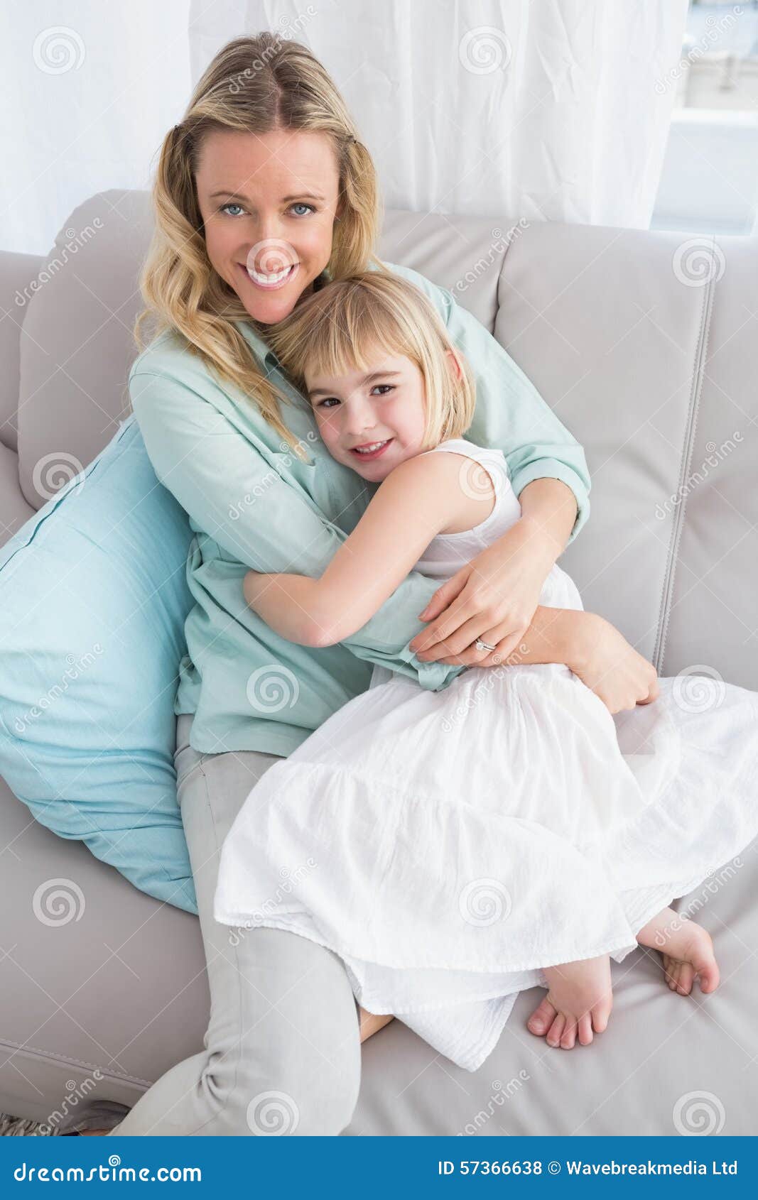 мама сидела откинувшись в кресле