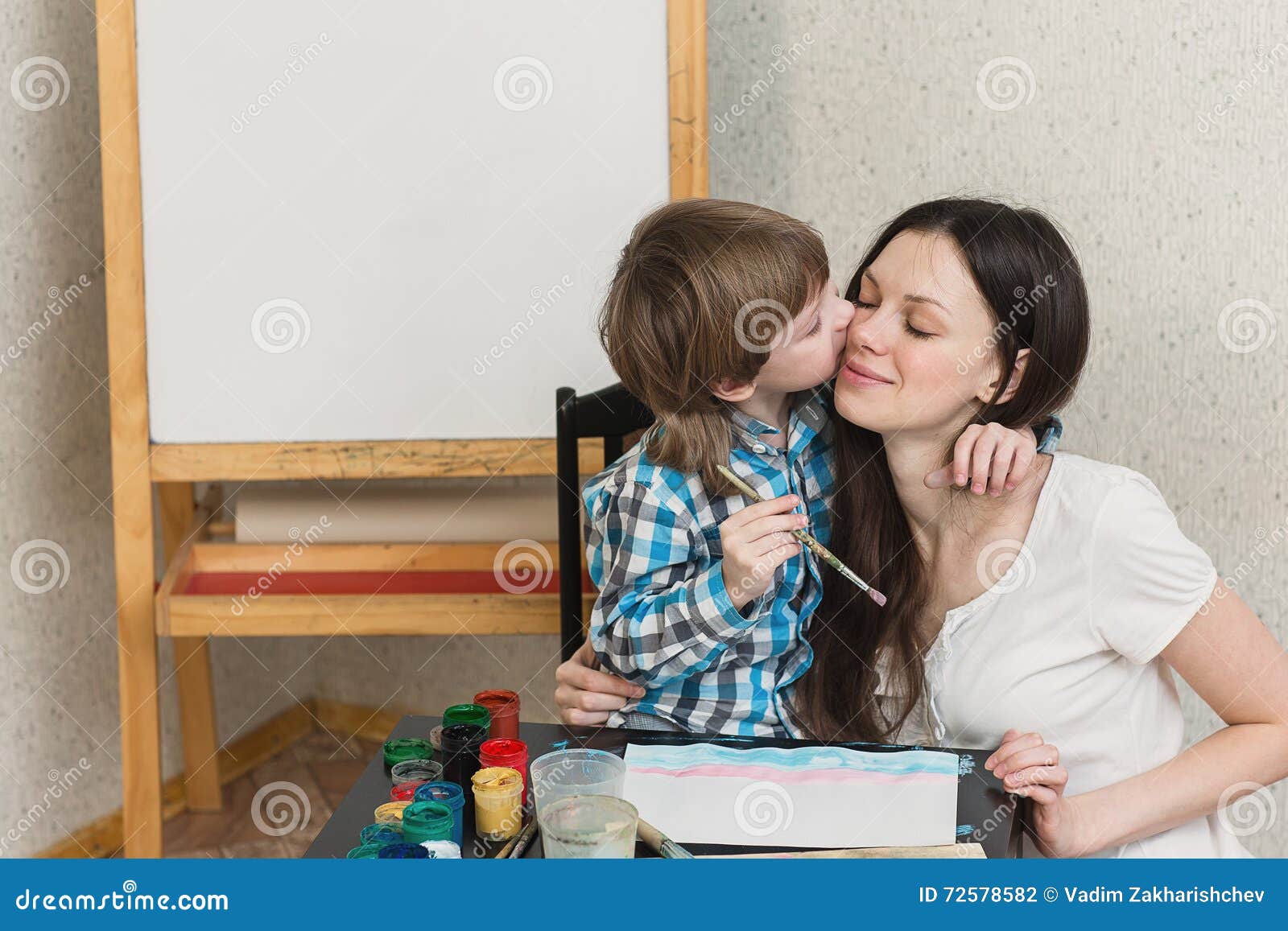 Мамки обучают русское. Мама поучает сына. Мама научила сына. Красивая мама учит сына. Мать научила сына и дочь.