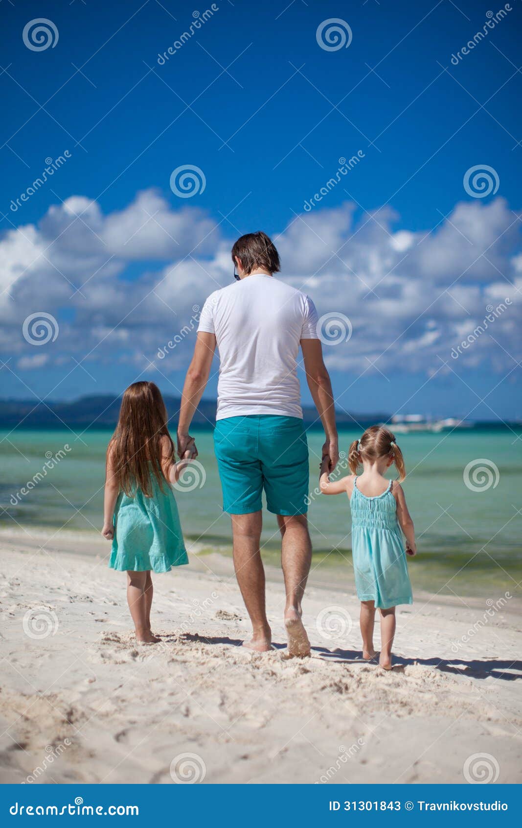 Отцы и дочки 2. Отец и две дочери. Отец и дочь у моря. Папа и 2 Дочки.